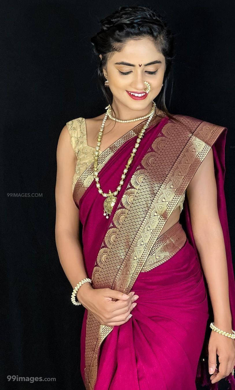 Nisha Gurain Indossa Di Nuovo Un Sari Rosso Sfondo