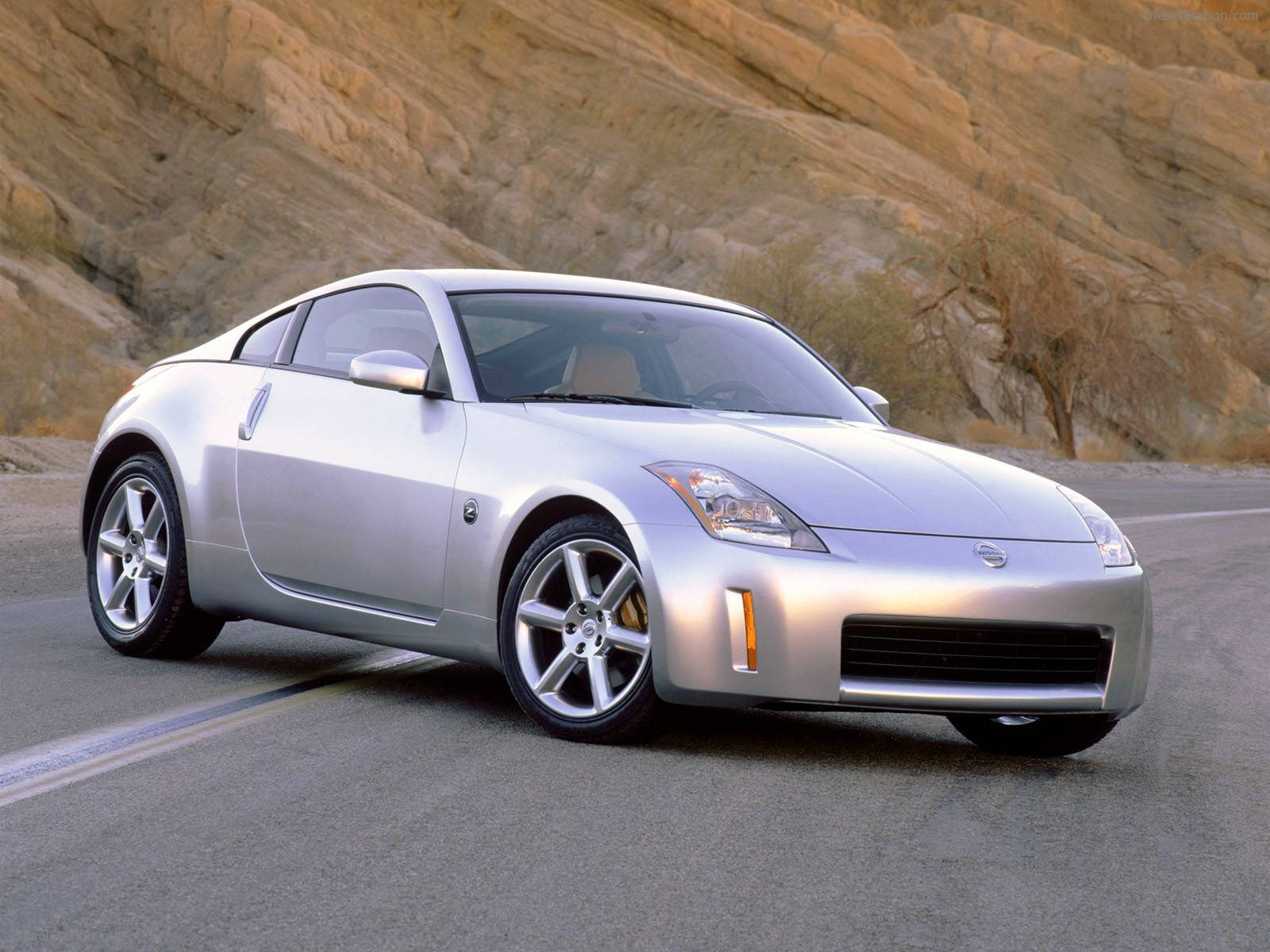 Make a bold statement with the Nissan 350Z and its advanced design. Wallpaper