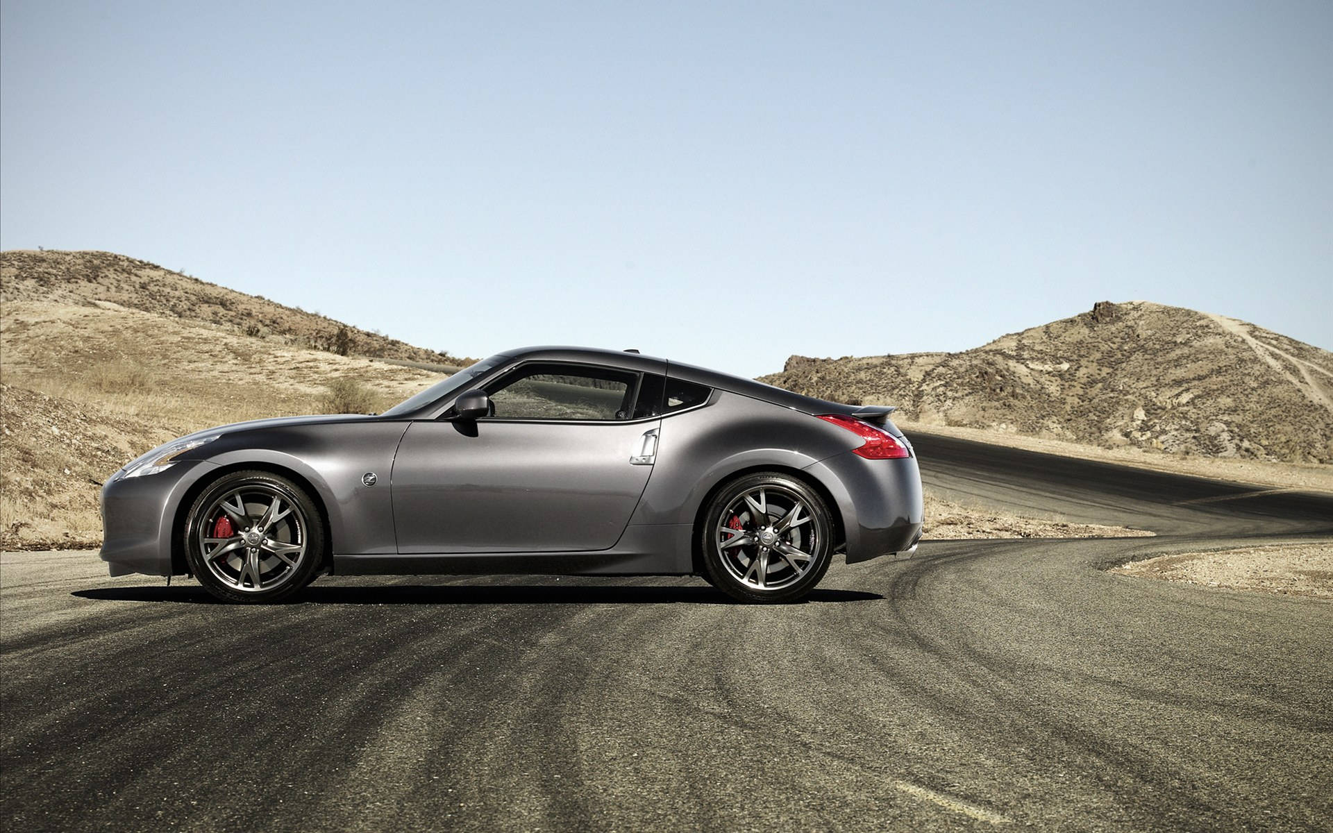 Go full speed ahead with the Nissan 370Z. Wallpaper