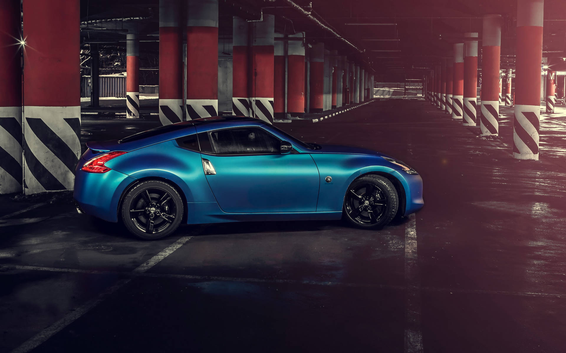 Nissan 370z Exiting The Parking Space Wallpaper
