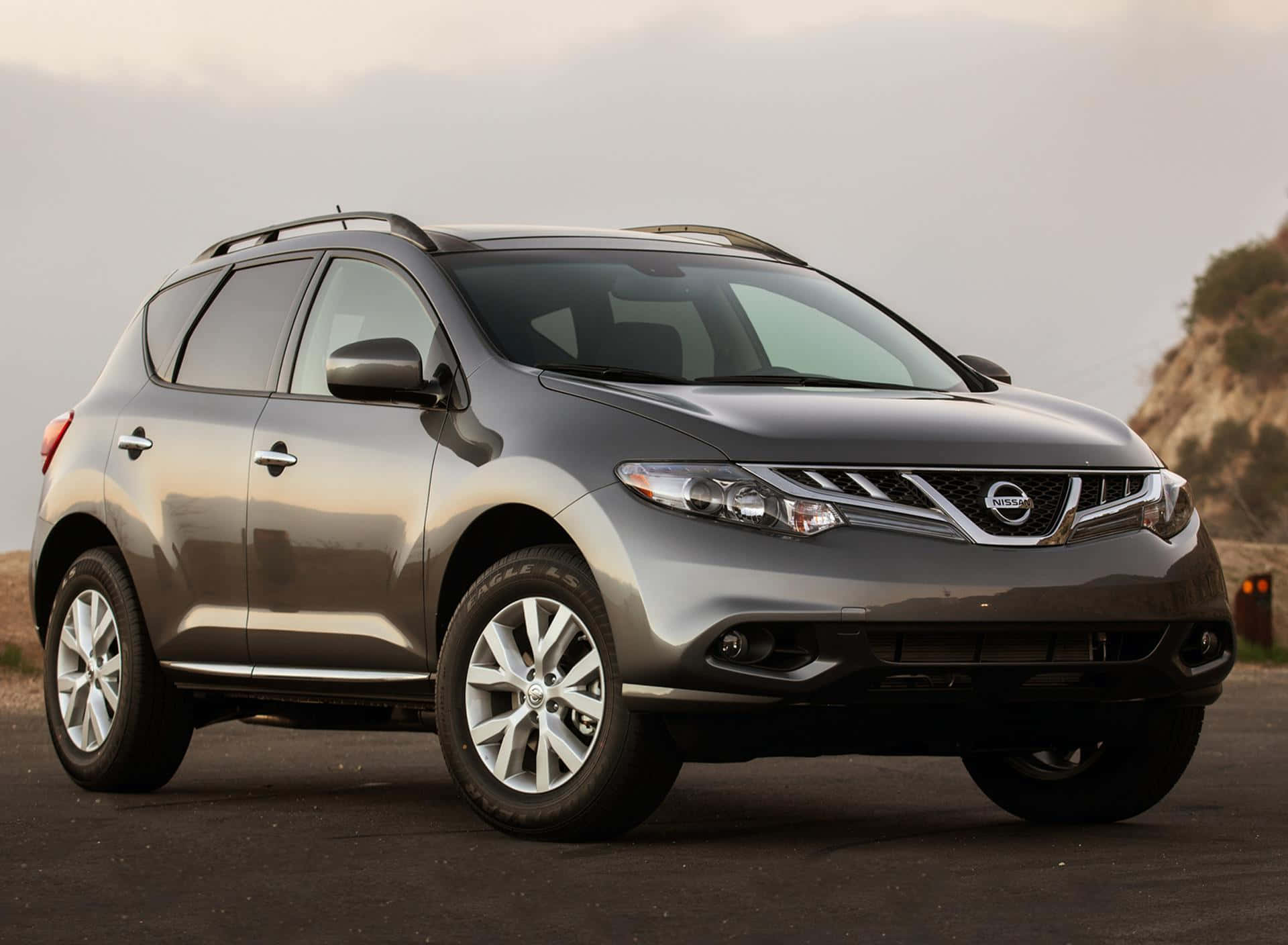 Captivating Nissan Murano in Action Wallpaper