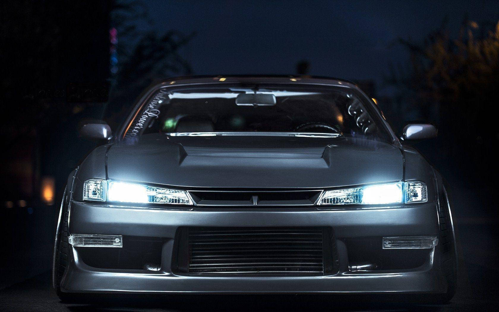 Et bil med lys tændt i mørket Wallpaper
