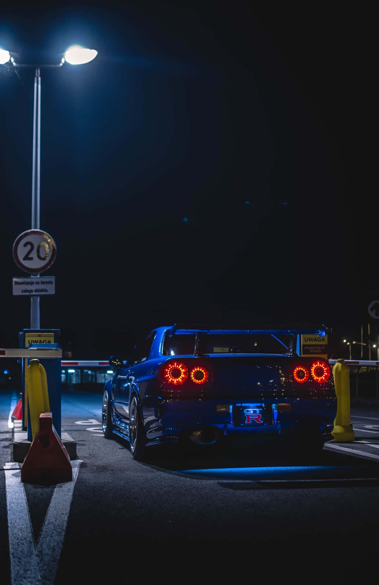 •  Get your hands on the iconic Nissan Skyline, now available in an iPhone version. Wallpaper