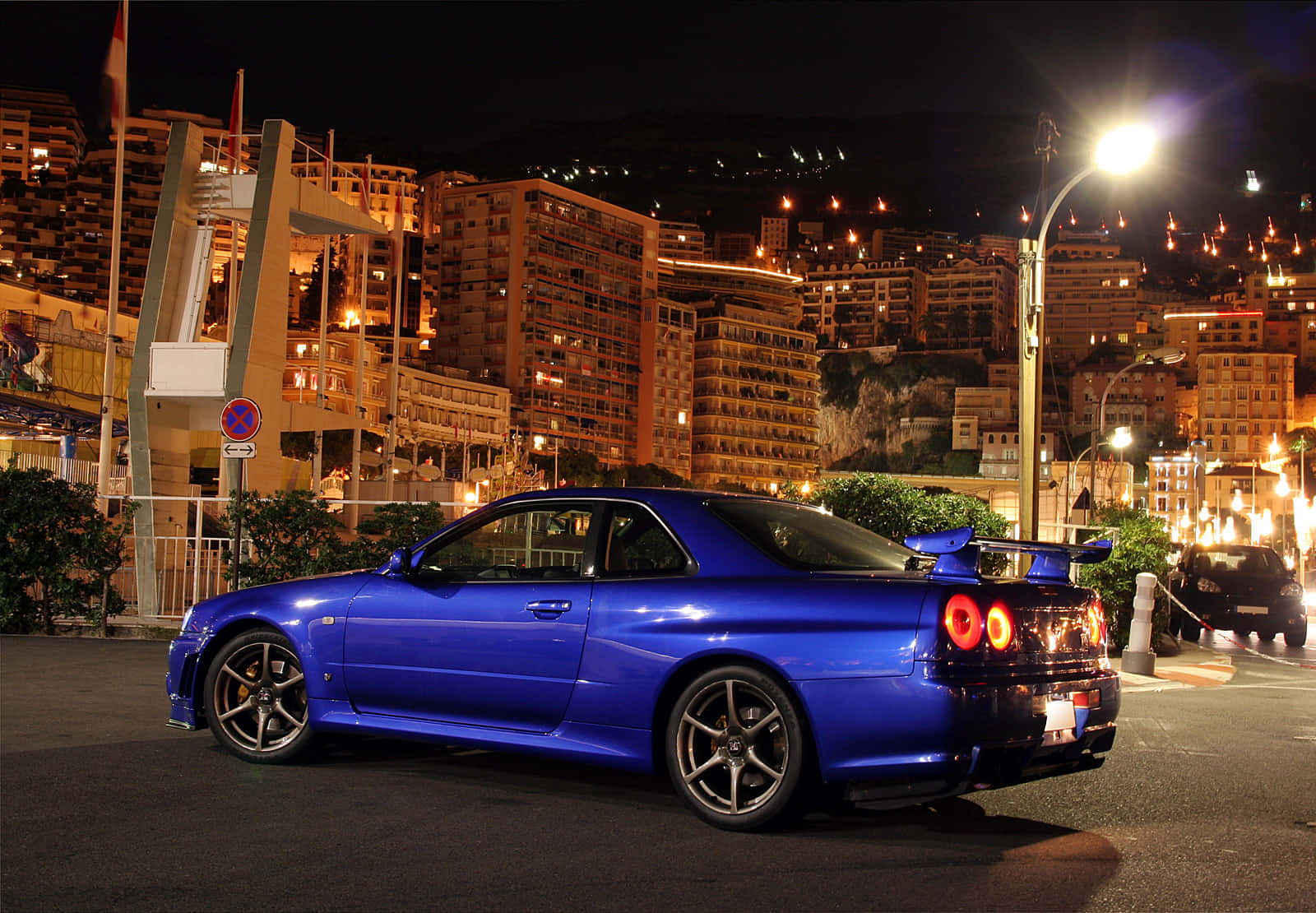 "Nissan Skyline: A Blend of Power and Style" Wallpaper