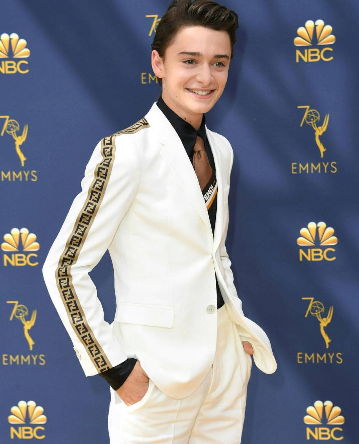 Noahschnapp I Vit Kostym. (this Could Be A Suggestion For A Computer Or Mobile Wallpaper Featuring Actor Noah Schnapp In A White Suit.) Wallpaper