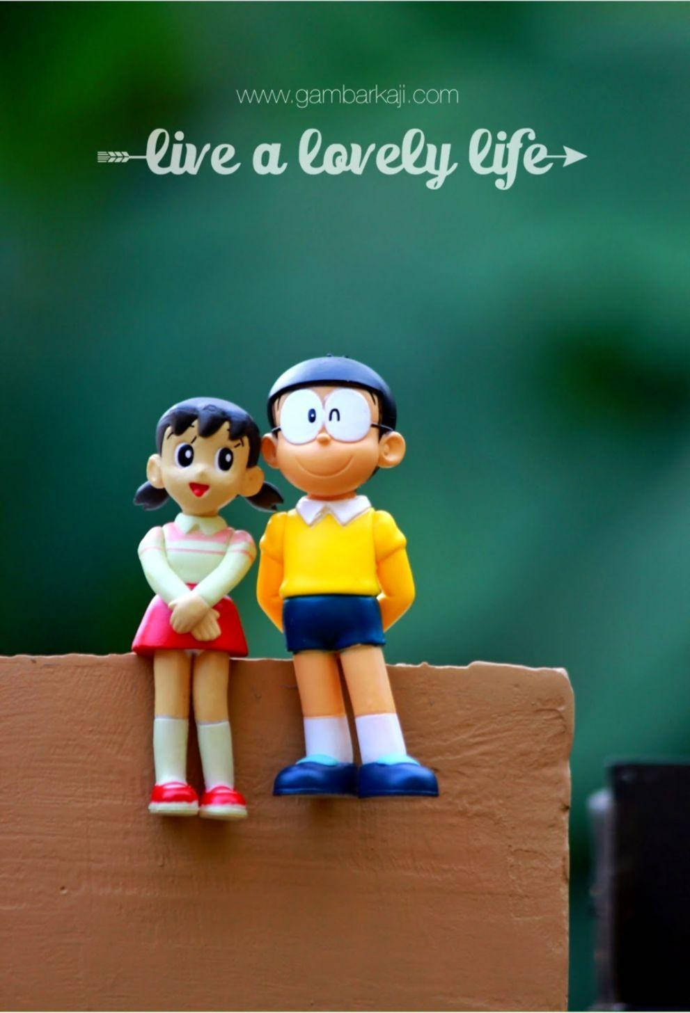 Nobitae Shizuka Em Figuras De Amor Sentados Em Brinquedos. Papel de Parede