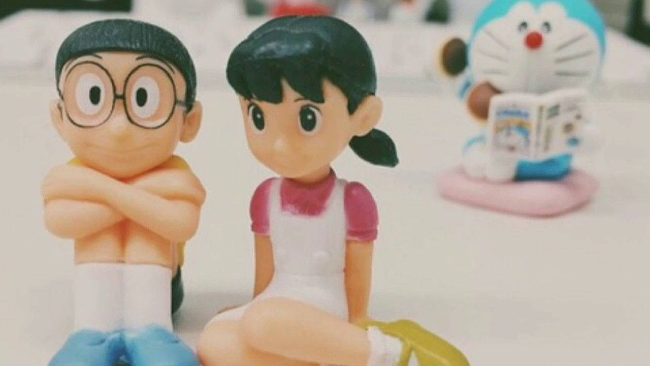 Nobita Shizuka Kærlighed Historie Siddende Med Doraemon Tapet Wallpaper