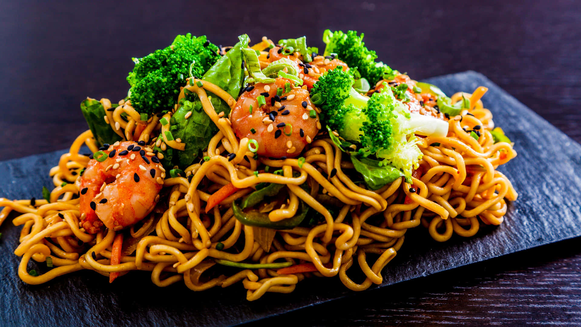 Deliciously cooked noodles with fresh vegetables and savory sauce