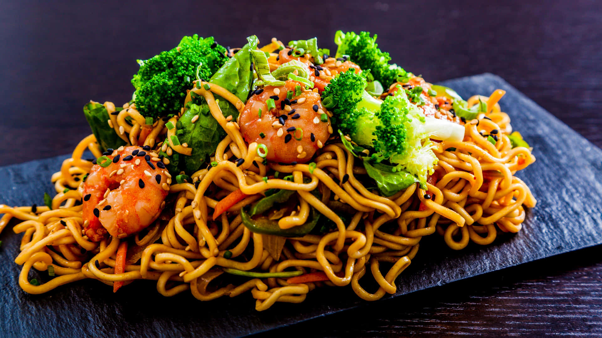 Noodlesdeliziosamente Cucinati Con Verdure Fresche E Salsa Saporita