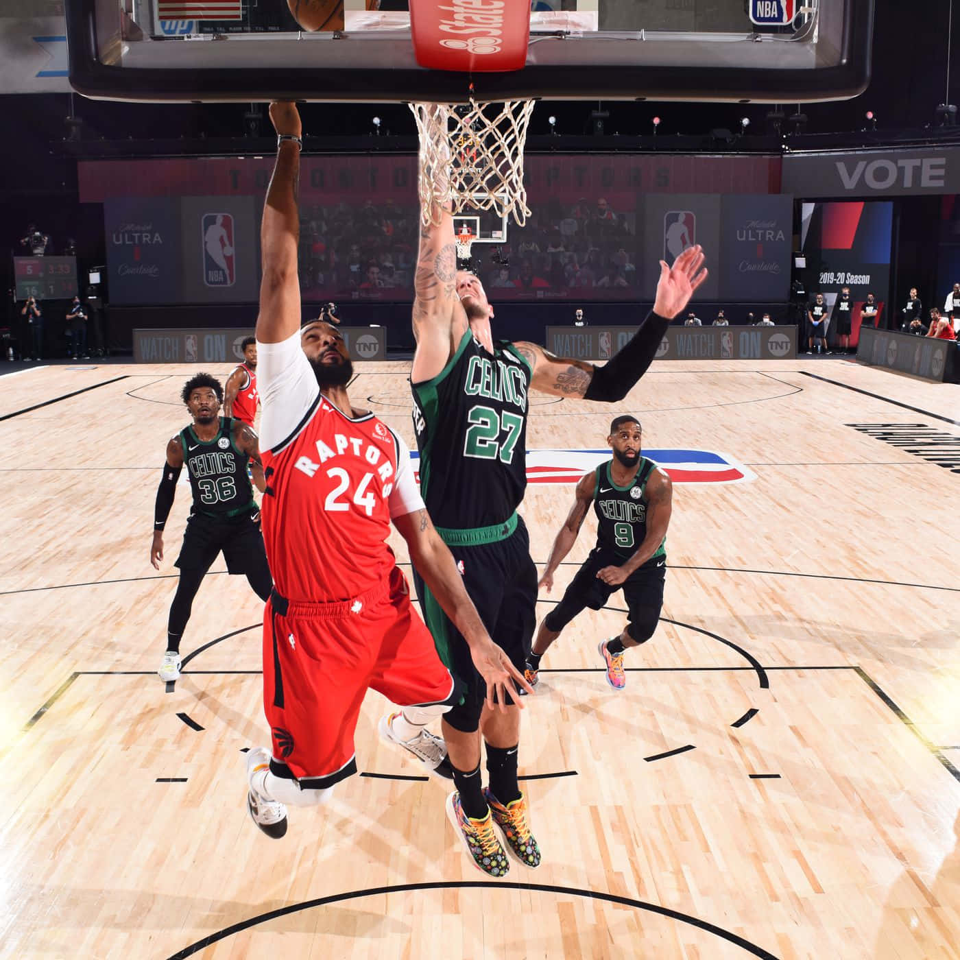 Normanpowell Raptors Contro I Celtics Nel Gioco Sfondo
