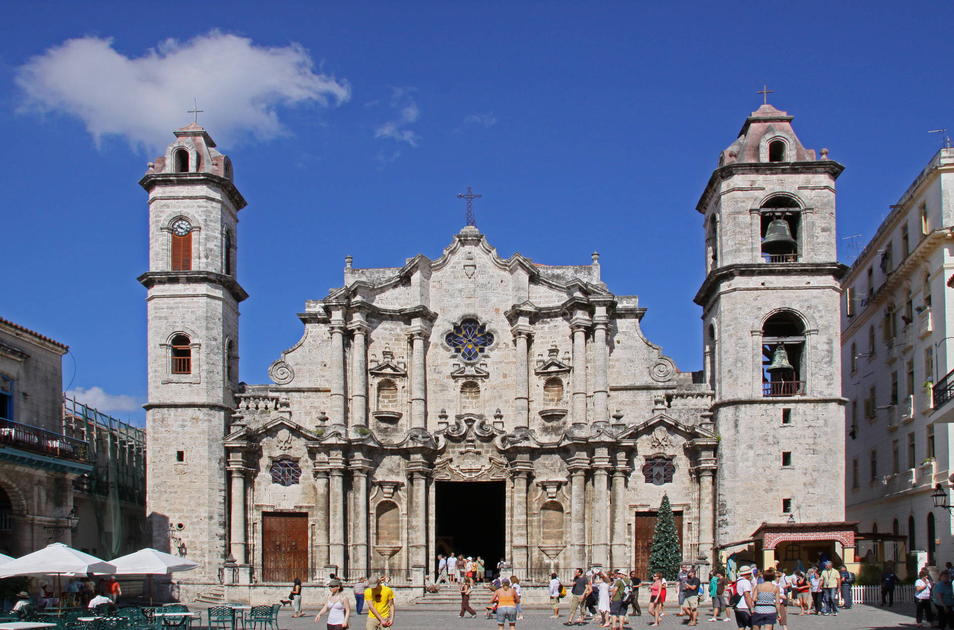 North America Havana Cathedral Wallpaper
