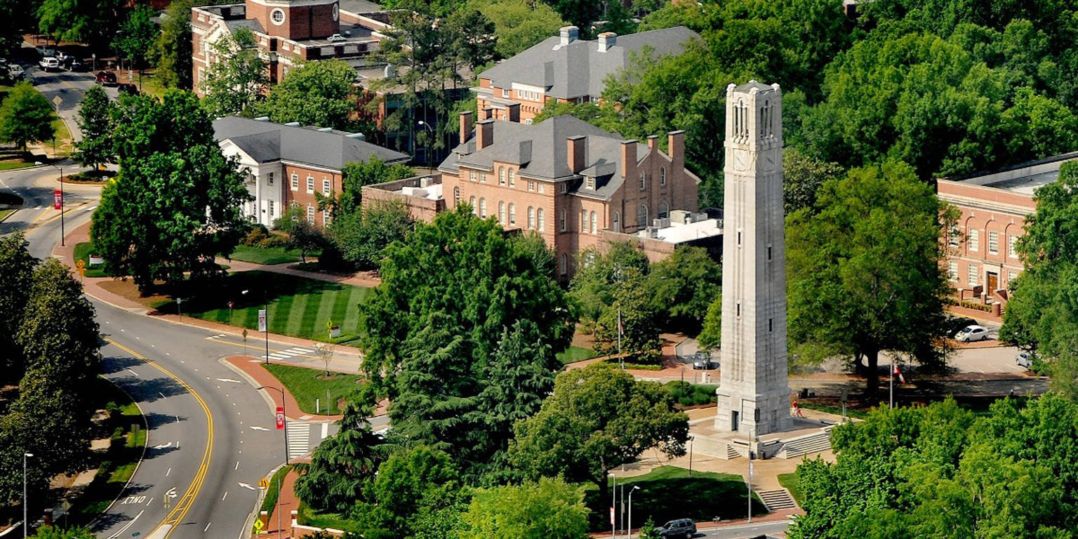 Íconoicónico De La Torre Del Reloj De La Universidad Estatal De Carolina Del Norte. Fondo de pantalla