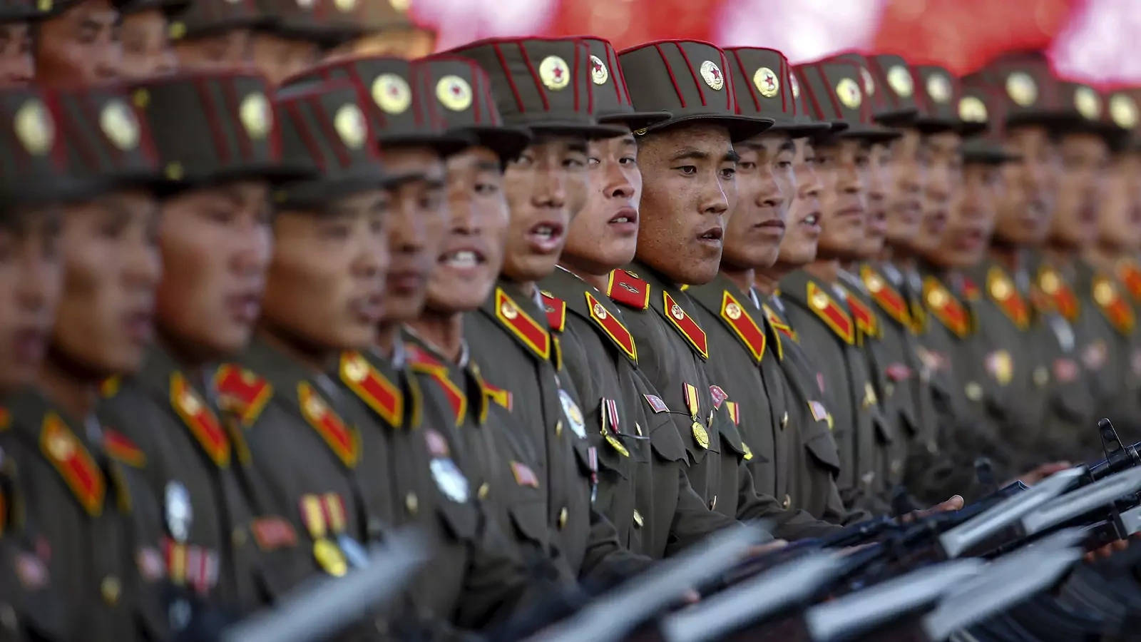 Nordkoreasoldaten In Reih Und Glied Aufgereiht Wallpaper