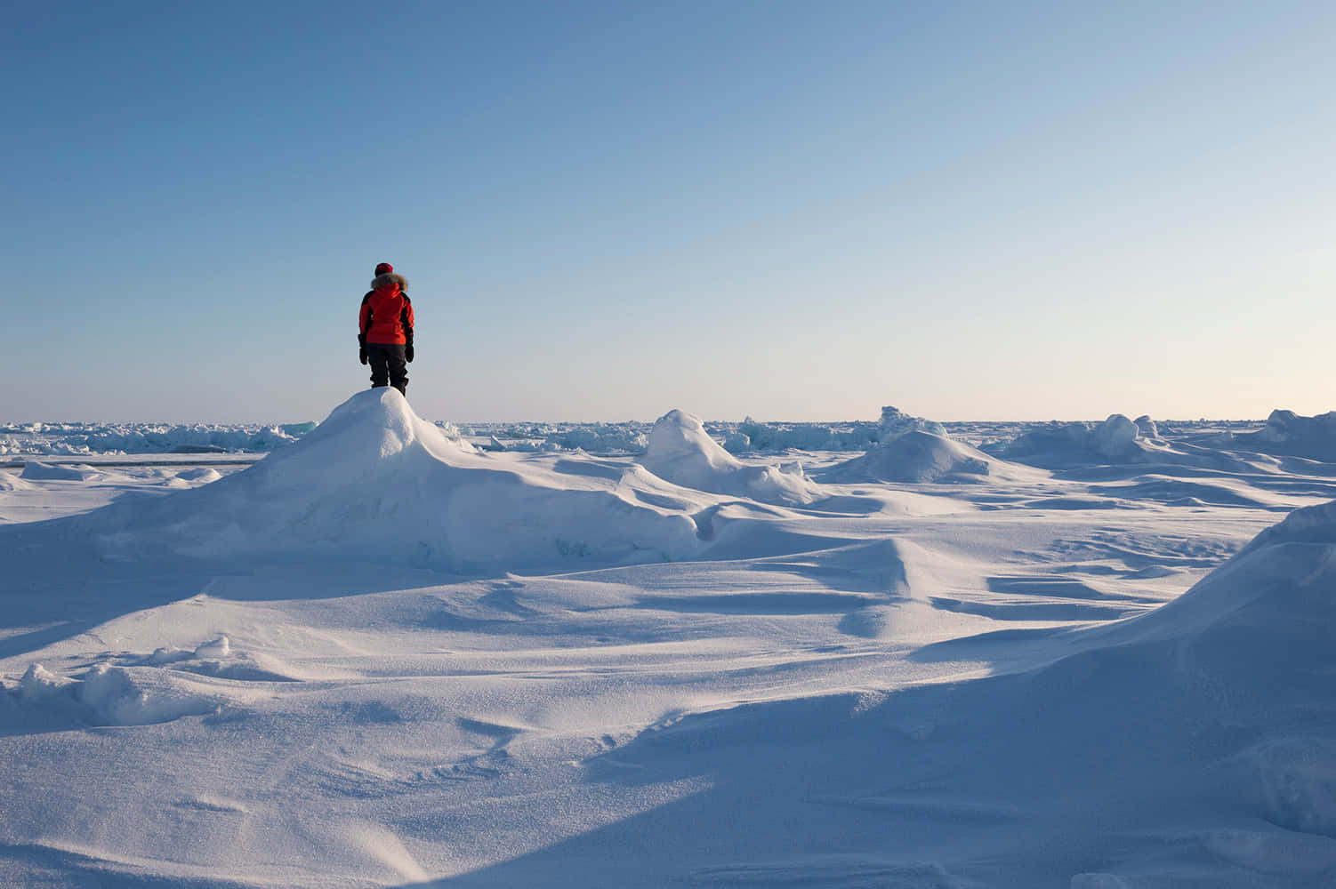 Enbild Av En Person På En Isformation Vid Nordpolen.