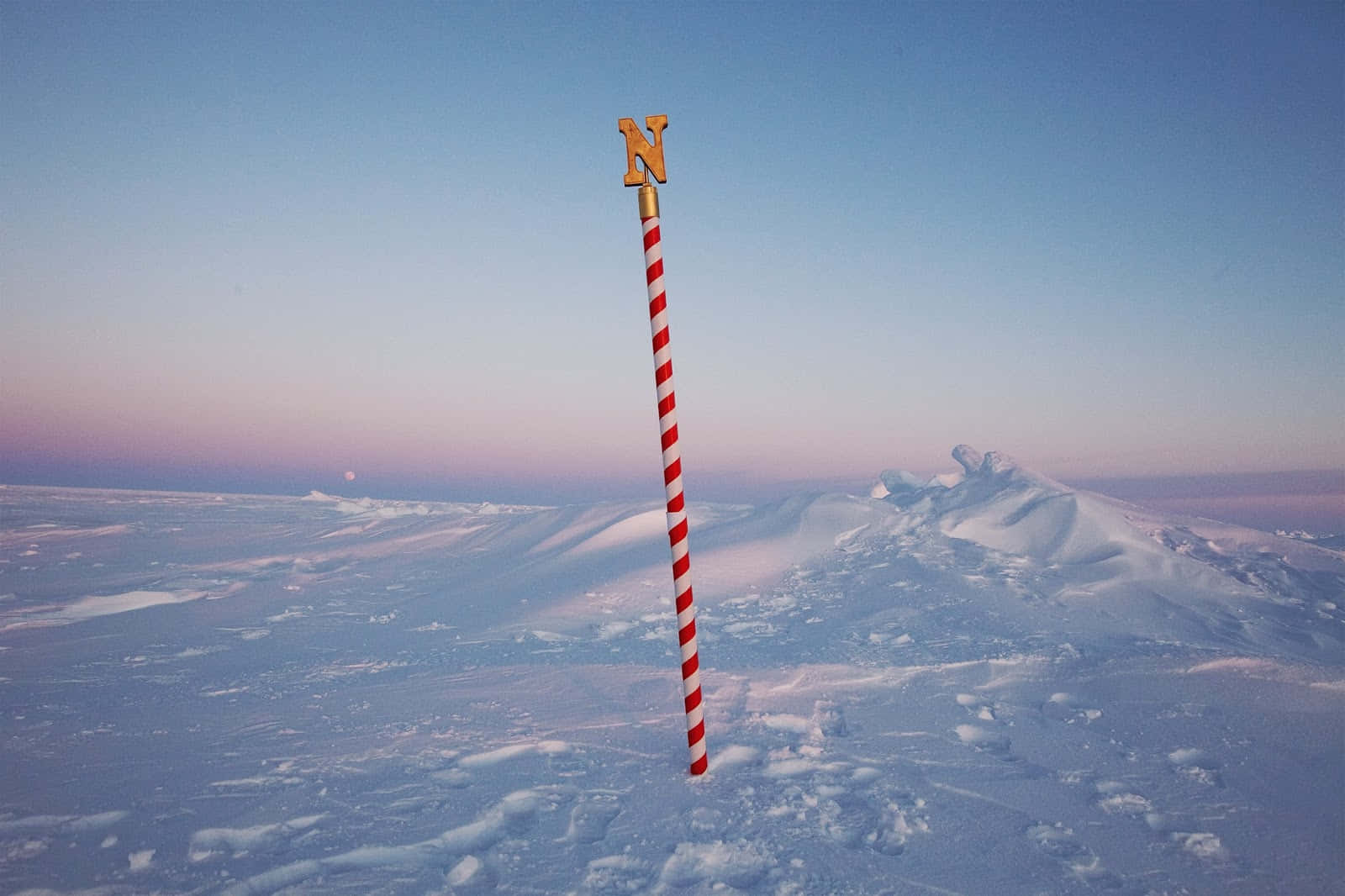 Immaginedi Un Segnalibro Rosso E Bianco Al Polo Nord