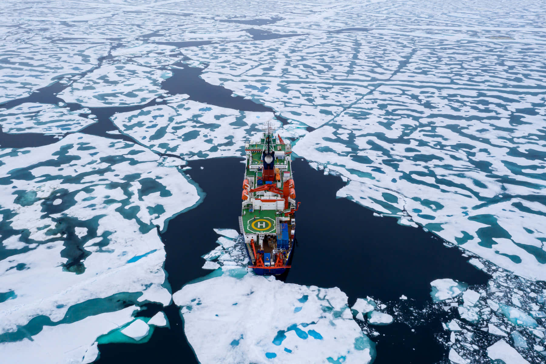 Taktisktskepp I Nordpolens Vatten Bild