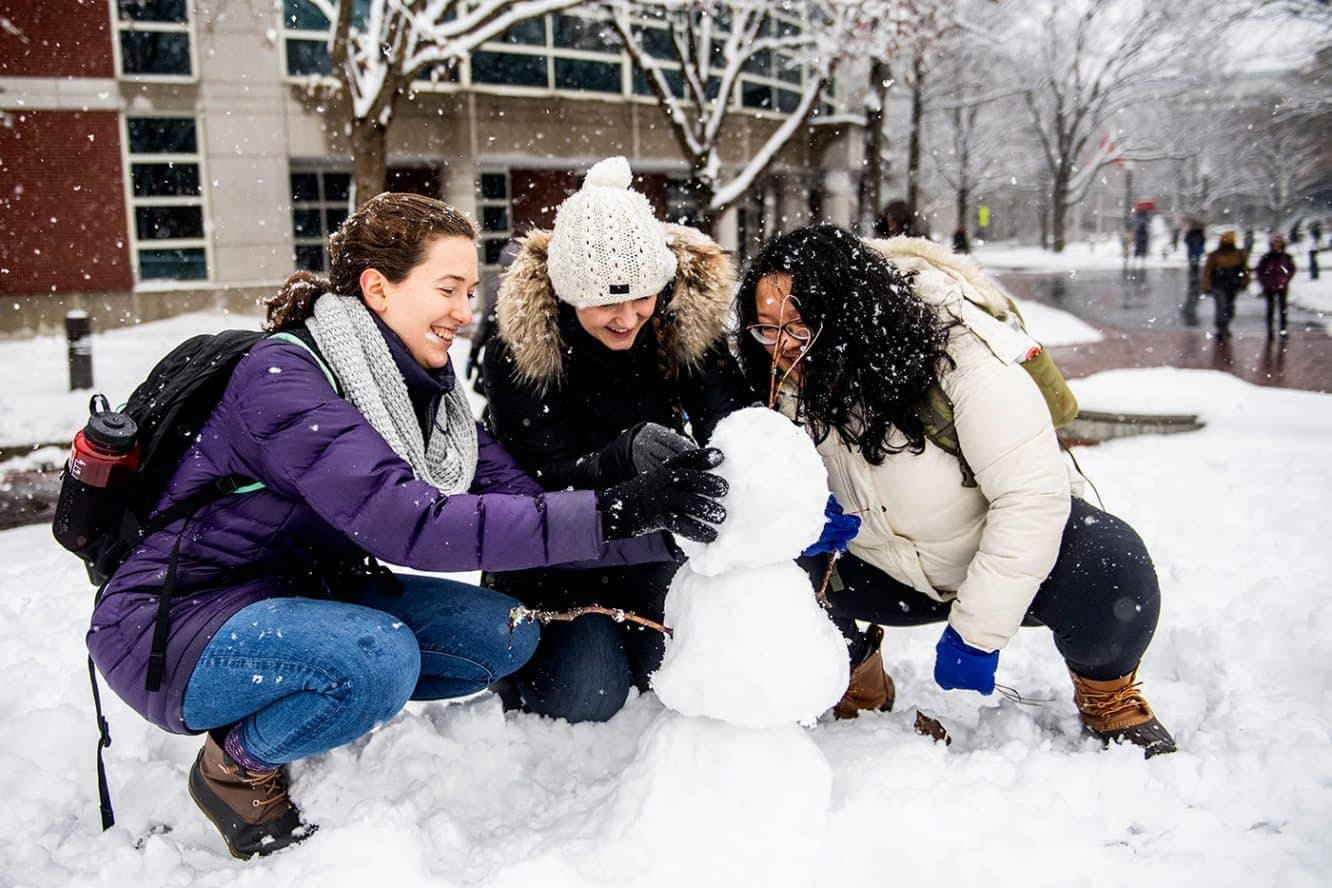 Northeastern University-studerende i snefuld gangvej Wallpaper