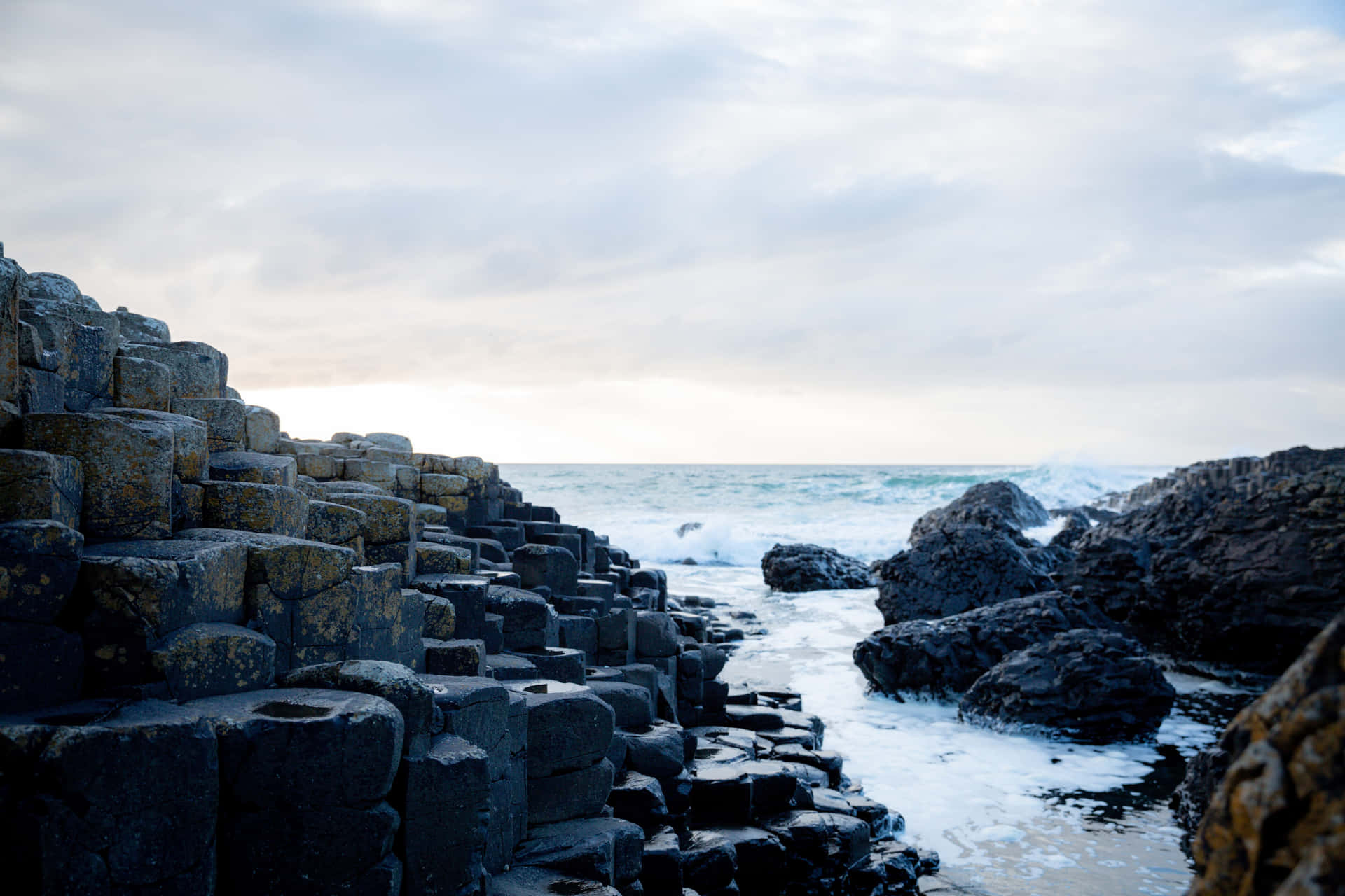 Northern Ireland Giant's Causeway Crashing Waves Wallpaper