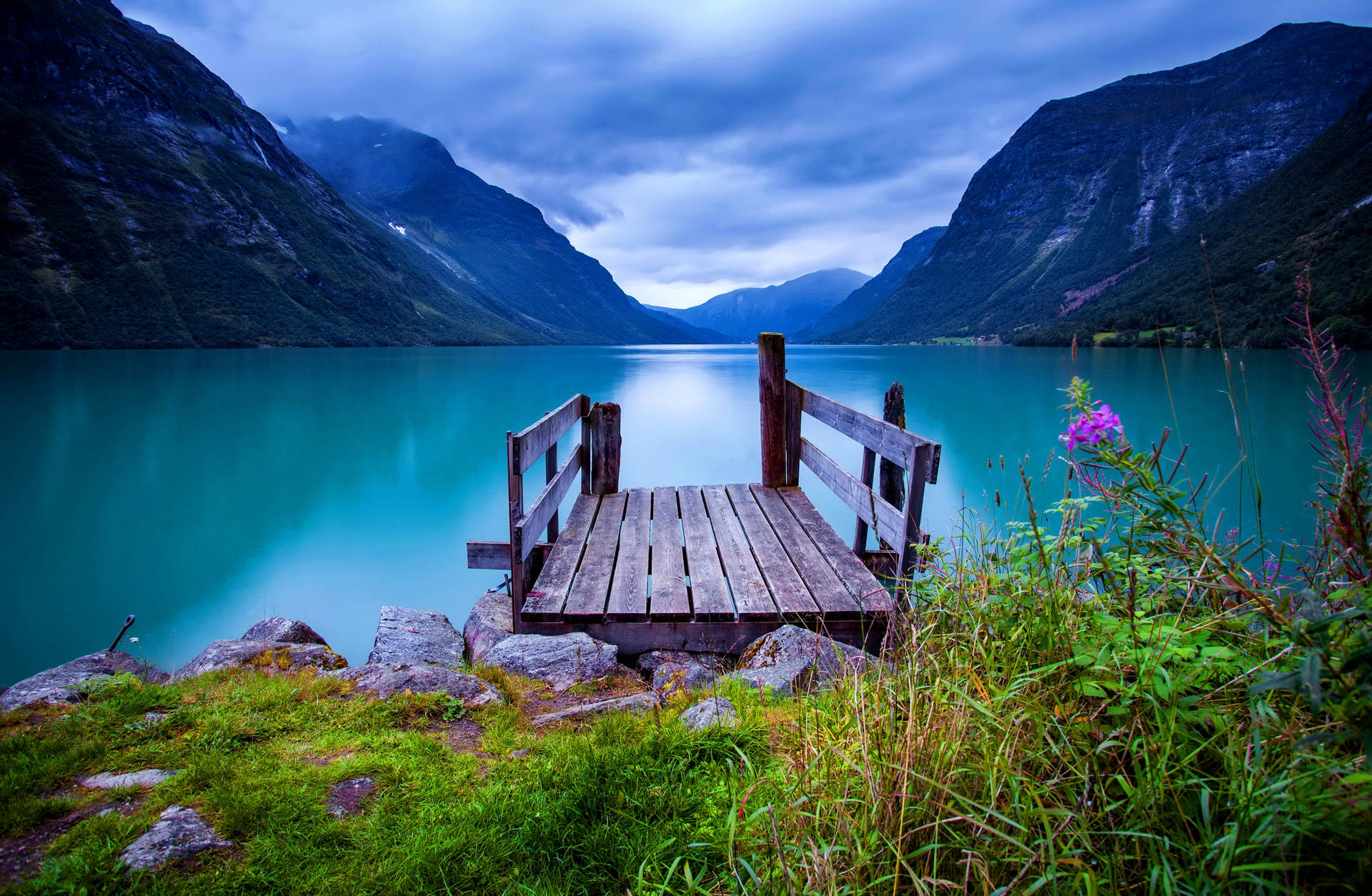 Vistadel Lago De Noruega En El Muelle Fondo de pantalla