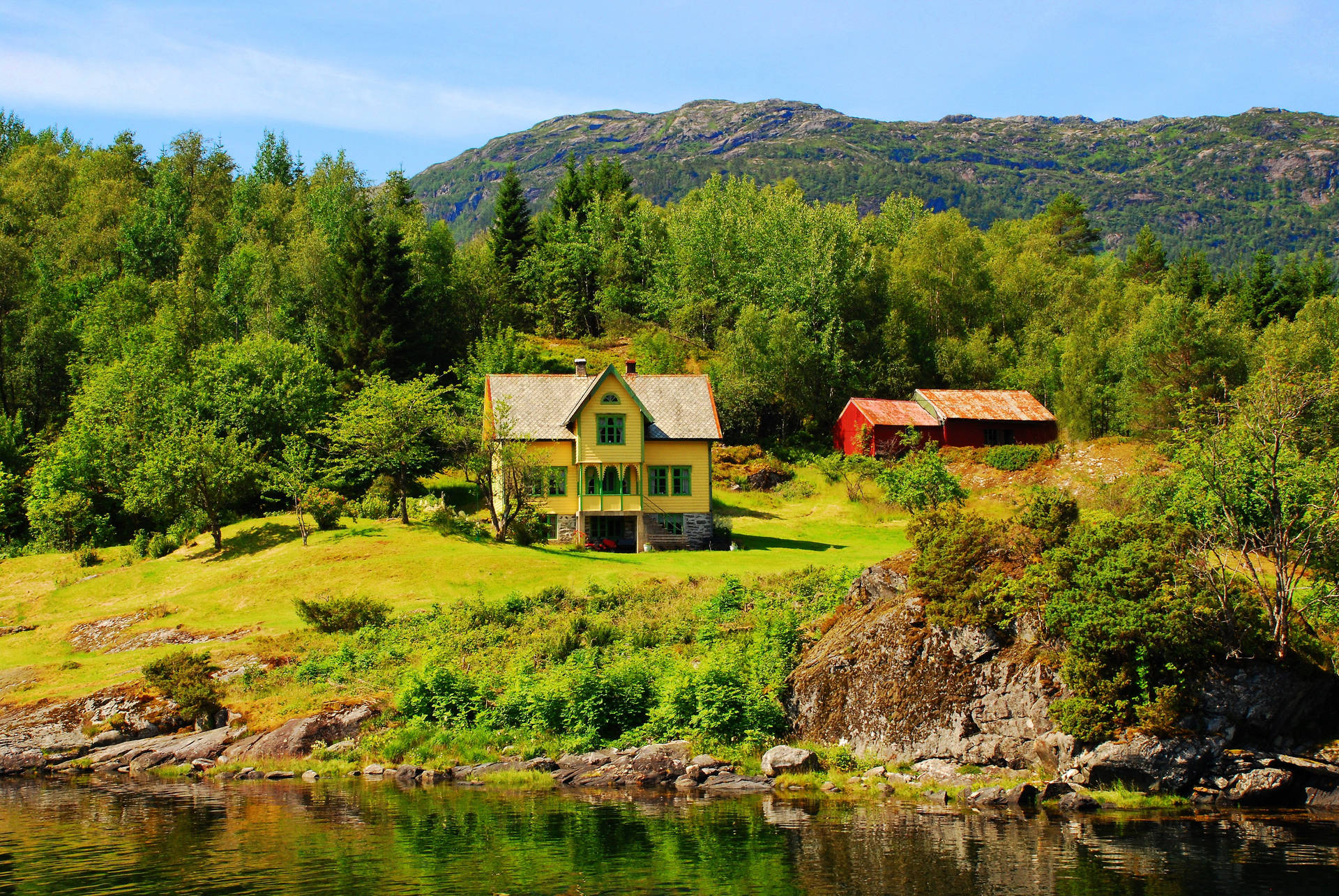 Noruega,casa Pequeña Y Colorida En Olden. Fondo de pantalla