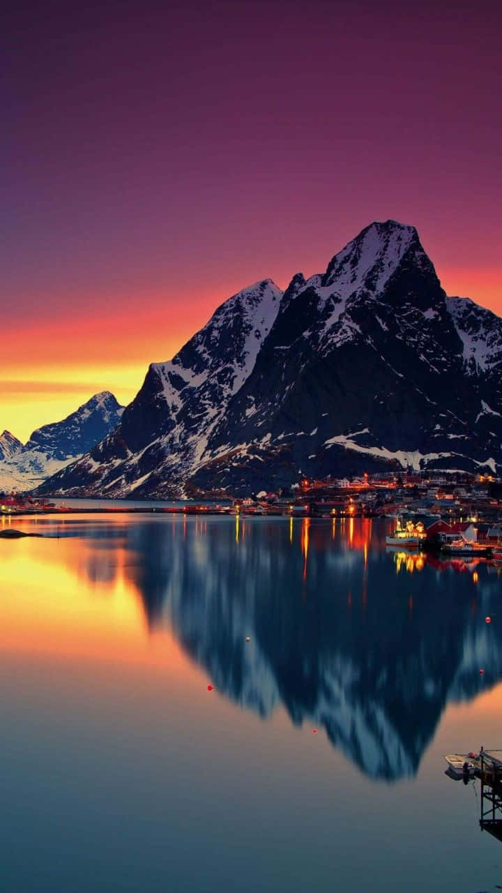 Majestætiskekaskaderende Vandfald I Norges Fjordlandskaber