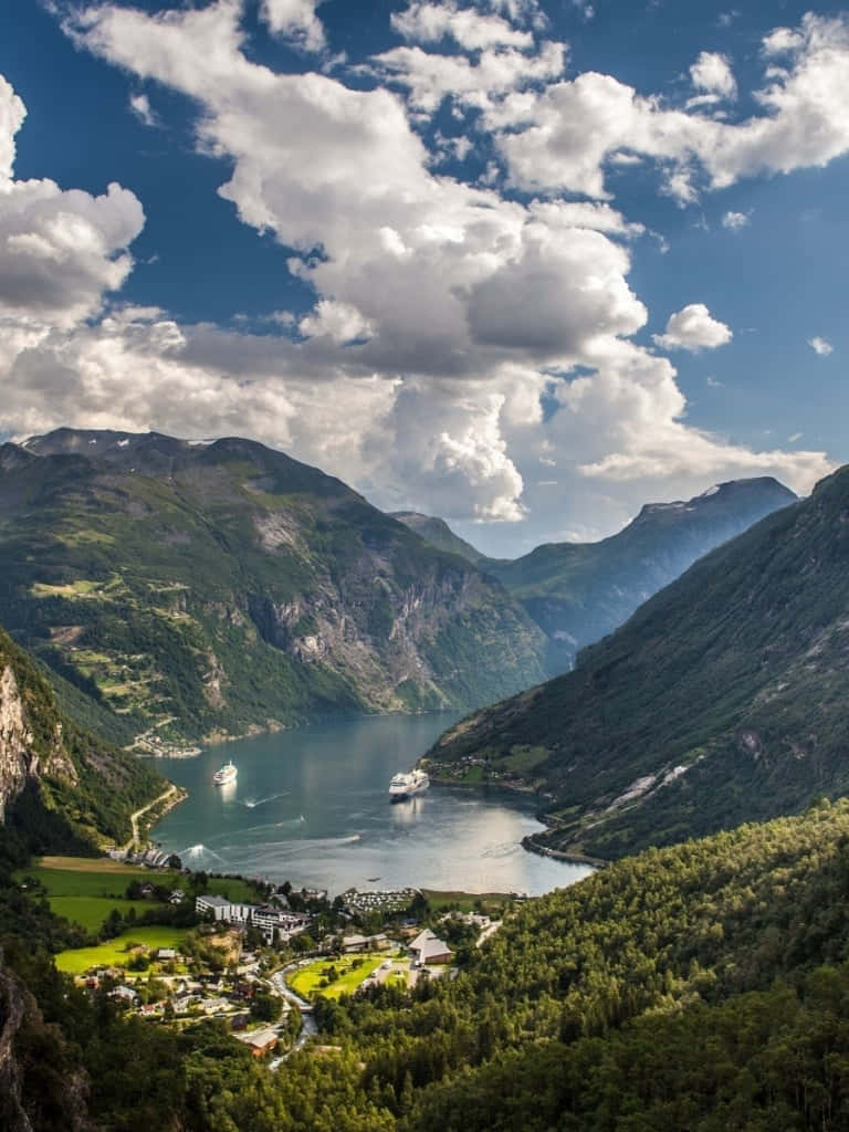 Etudsigt Over En Sø Og Bjerge I Norge
