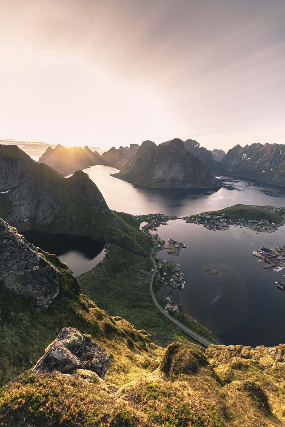 Einenebelige Wunderwelt: Erkundung Der Westfjorde Norwegens