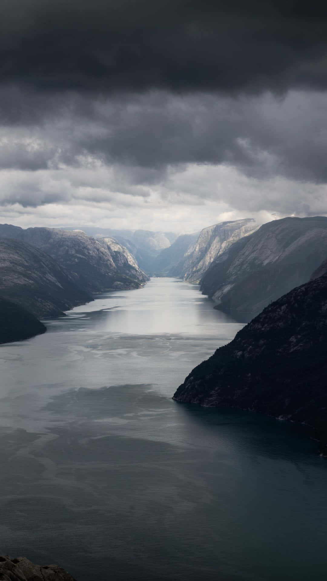 Unahermosa Cascada De Cataratas A Lo Largo De Los Fiordos De Noruega.