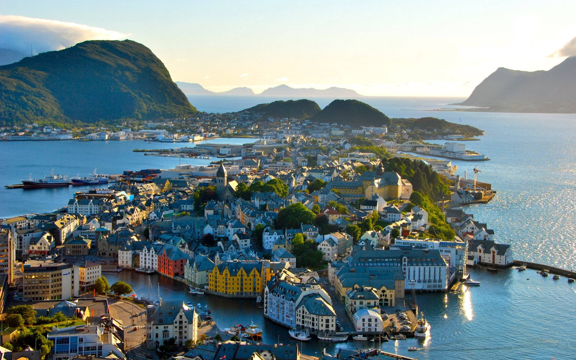 Noruega,pequeña Ciudad De Ålesund Fondo de pantalla