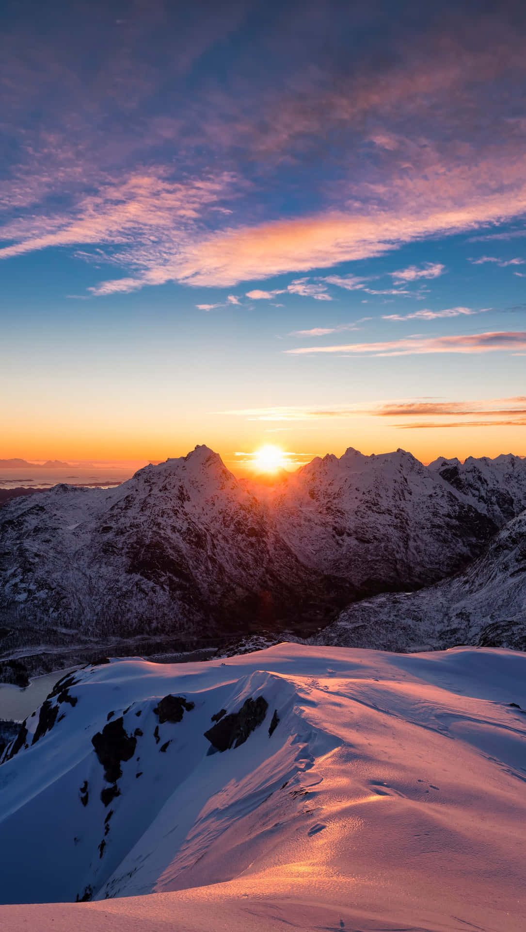 Vistade Las Montañas Nevadas De Noruega Al Atardecer Fondo de pantalla