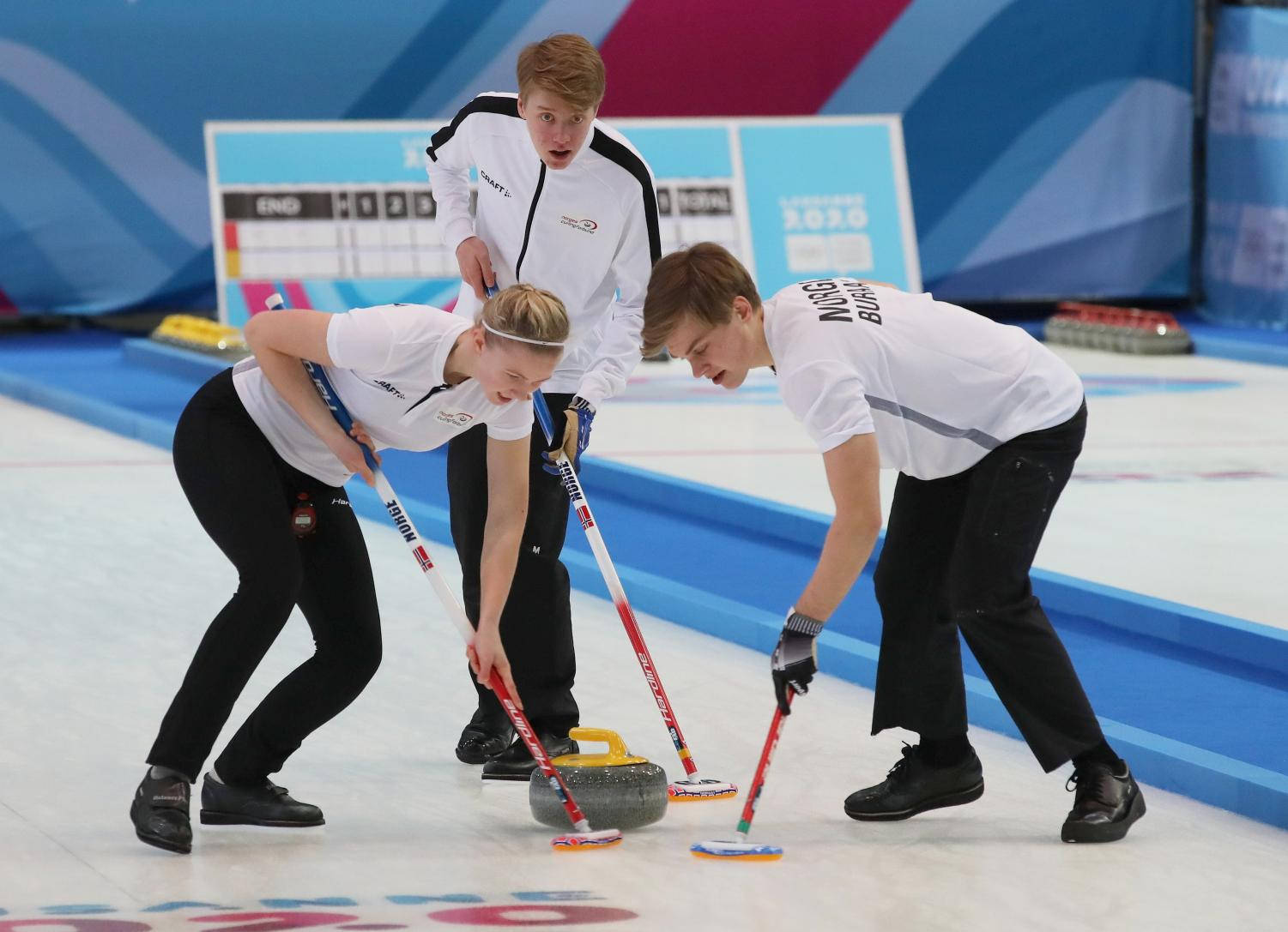 Norwegian Curling Team krølle gennem de tågede marker. Wallpaper