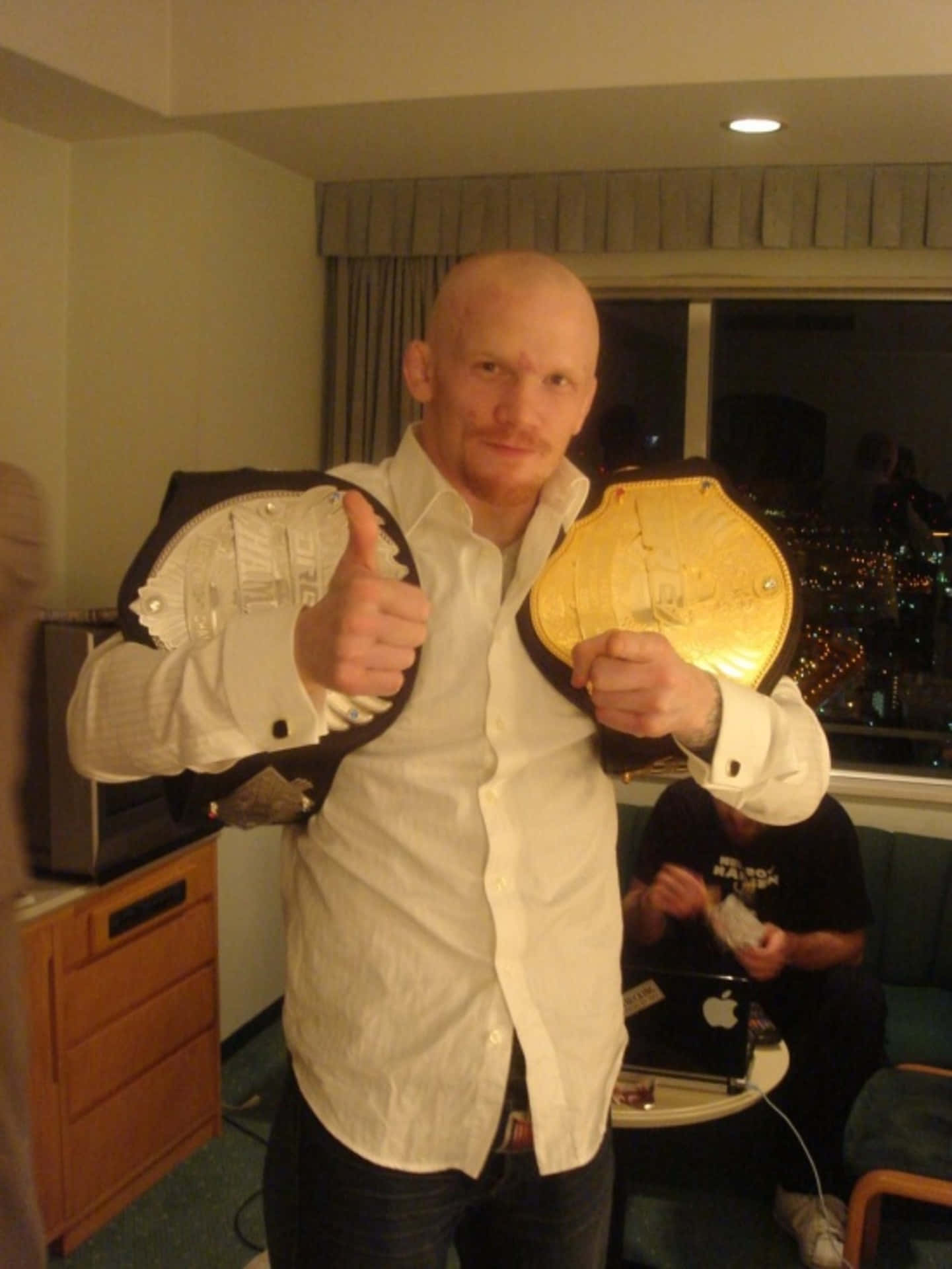 Elluchador De Artes Marciales Mixtas Noruego Joachim Hansen Con Dos Cinturones De Campeonato. Fondo de pantalla