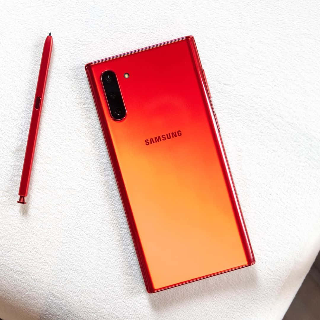 Samsunggalaxy Note 10 En Color Rojo Con Un Lápiz.