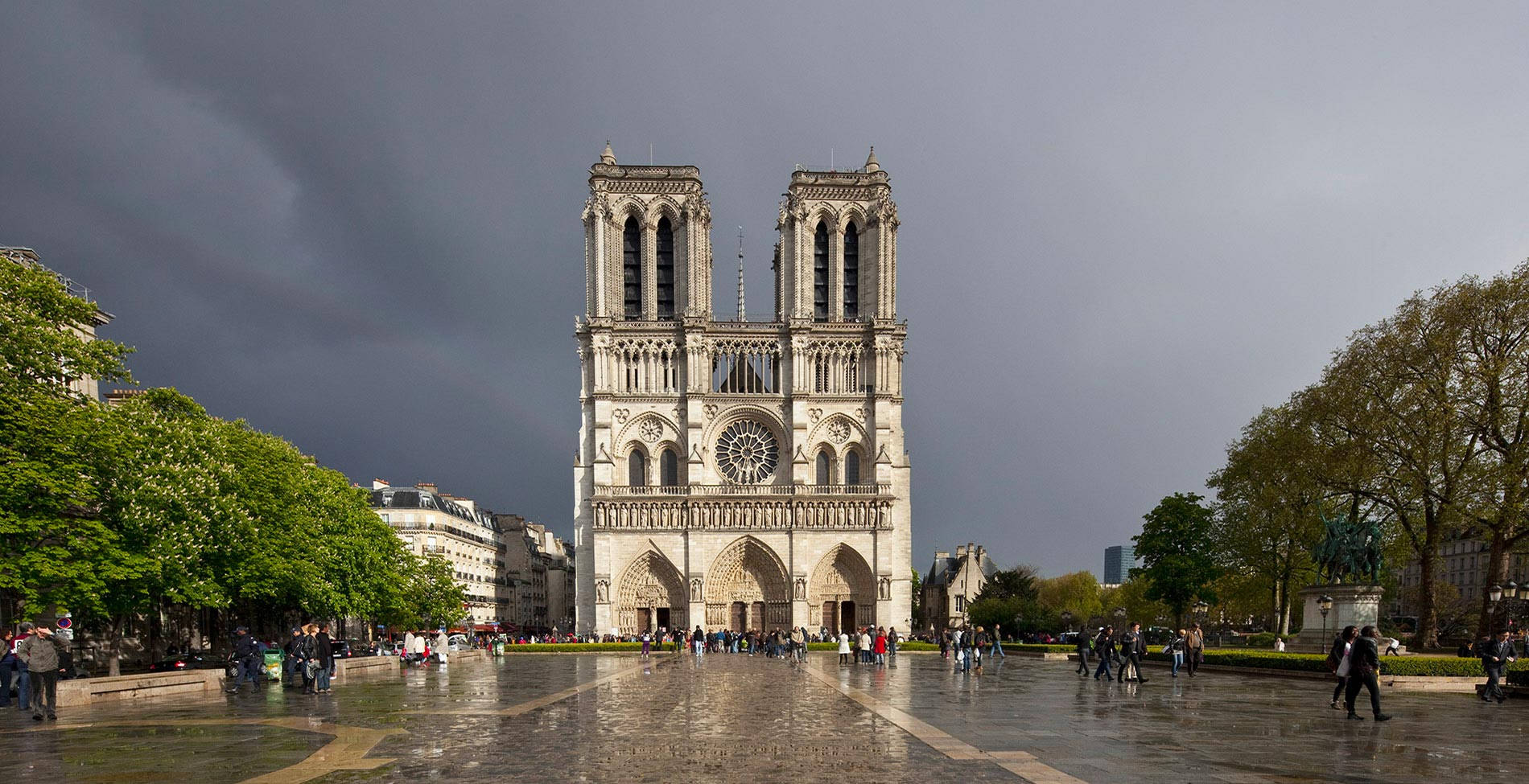 Notredame E Il Suo Vasto Cortile. Sfondo