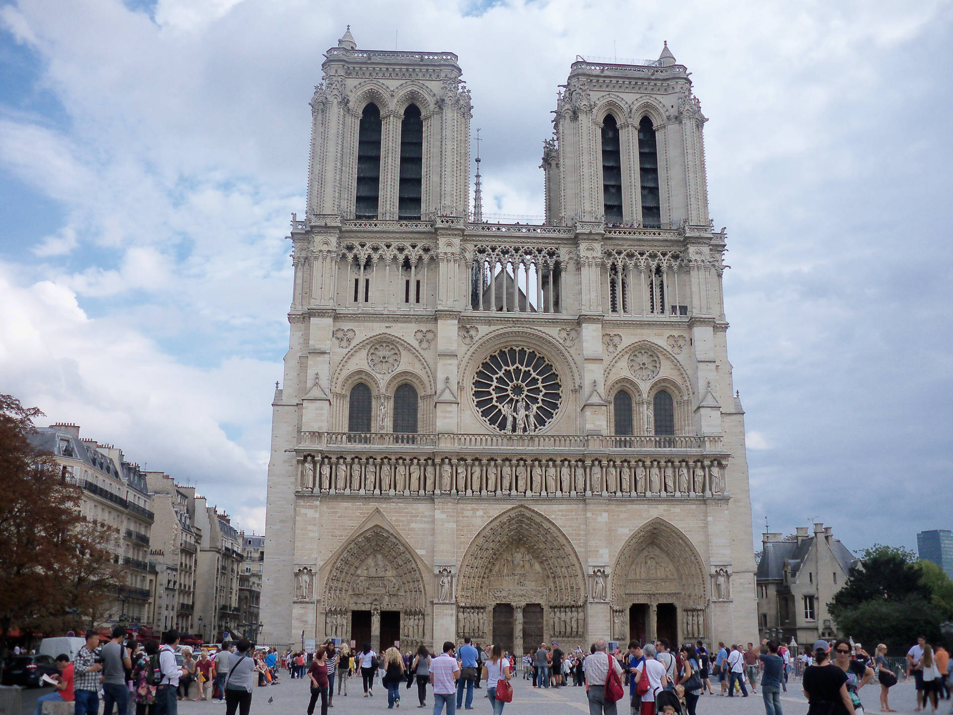Notre Dame Og Mennesker Under Parasol Tapet Wallpaper