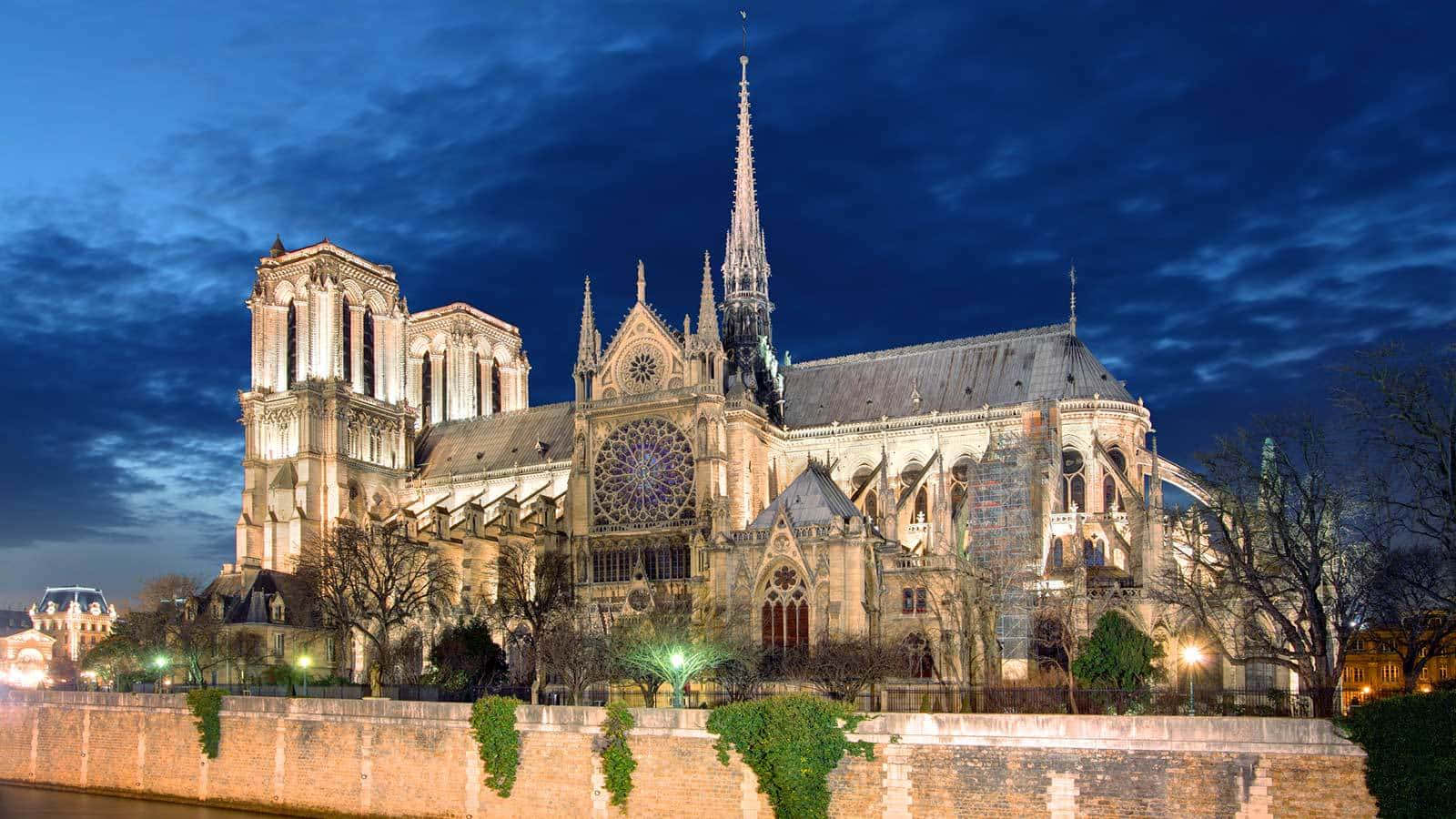 Lacattedrale Di Notre Dame Su Uno Sfondo Di Cielo Blu Scuro. Sfondo