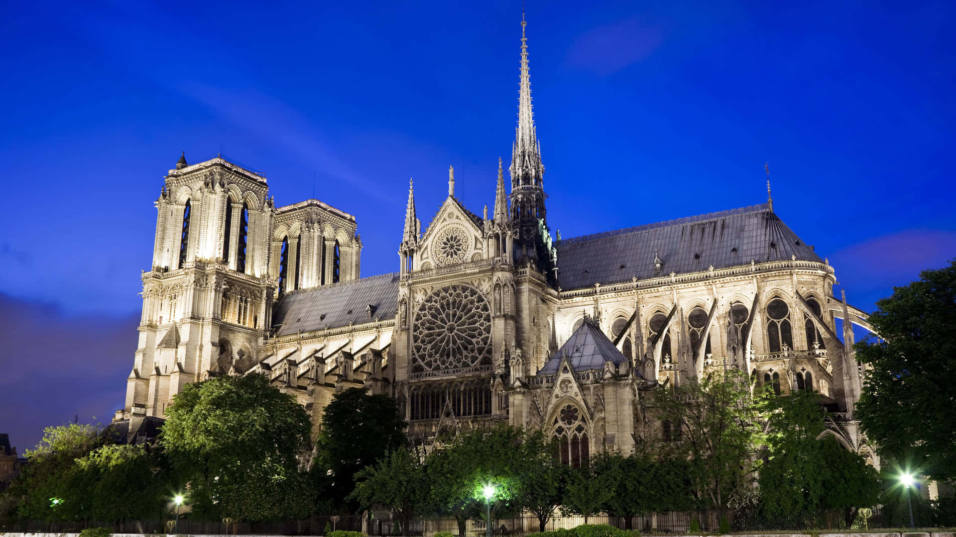 Catedralde Notre Dame Contra O Céu Azul Royal. Papel de Parede
