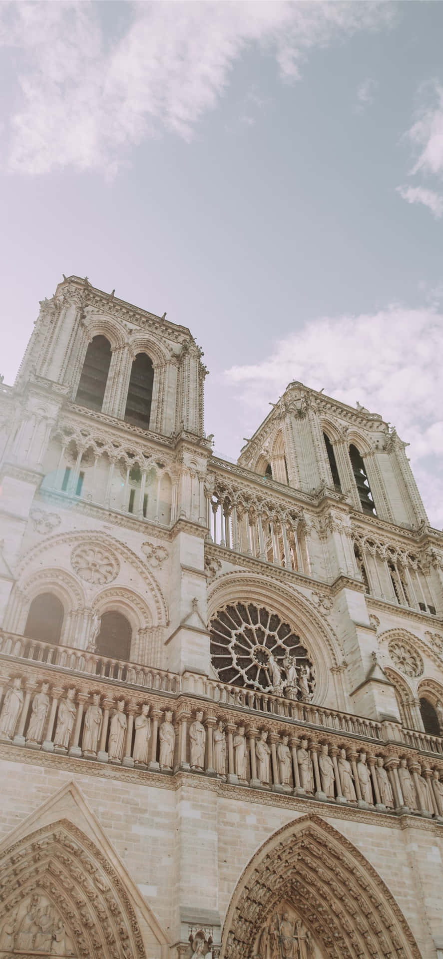 Kerne af Notre Dame katedralens frontarkitektur præger baggrunden. Wallpaper