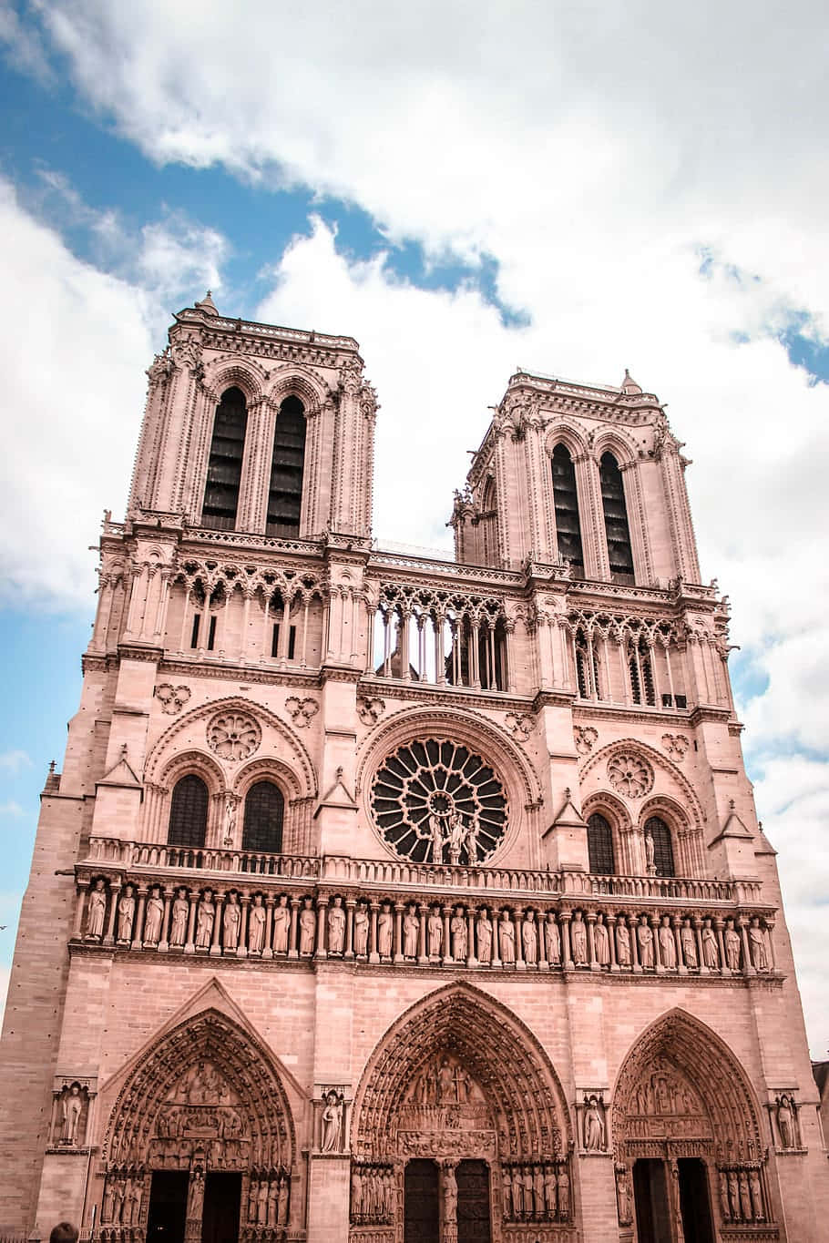 Silhouette af legendariske tårne Notre Dame-katedralen wallpaper Wallpaper
