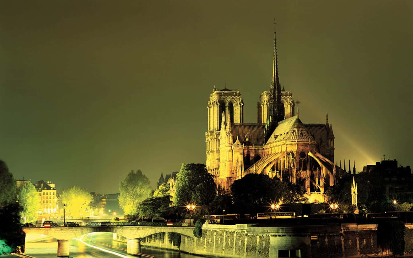 Catedralde Notre Dame Iluminada Con Luz Verde Fondo de pantalla