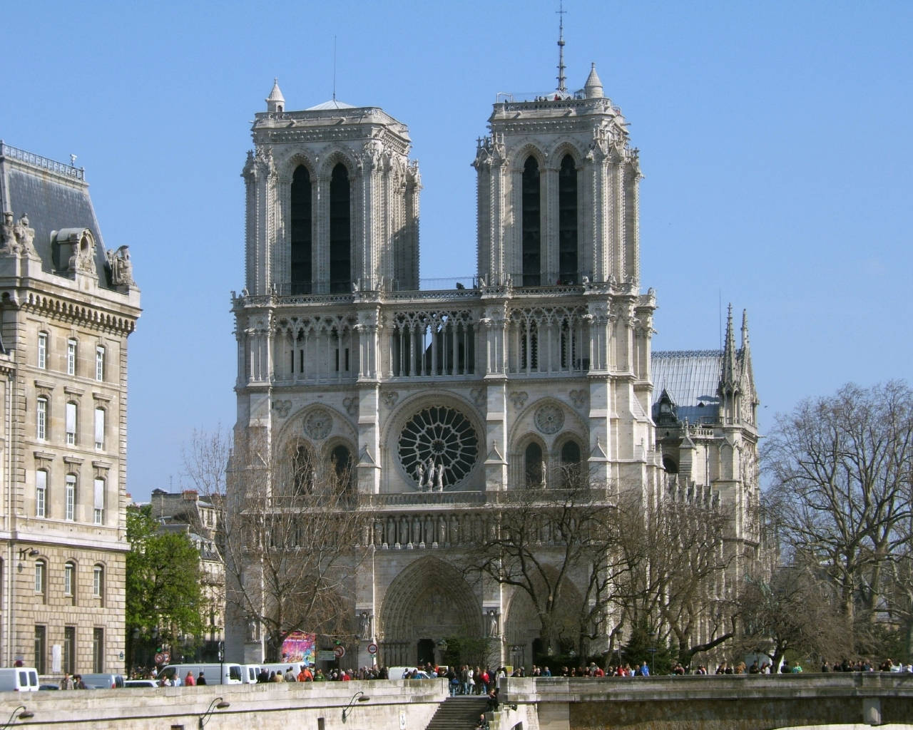 Vores Dame Fjern Synspunkt Tapet: Se Notre Dame fra en imponerende vinkel. Wallpaper