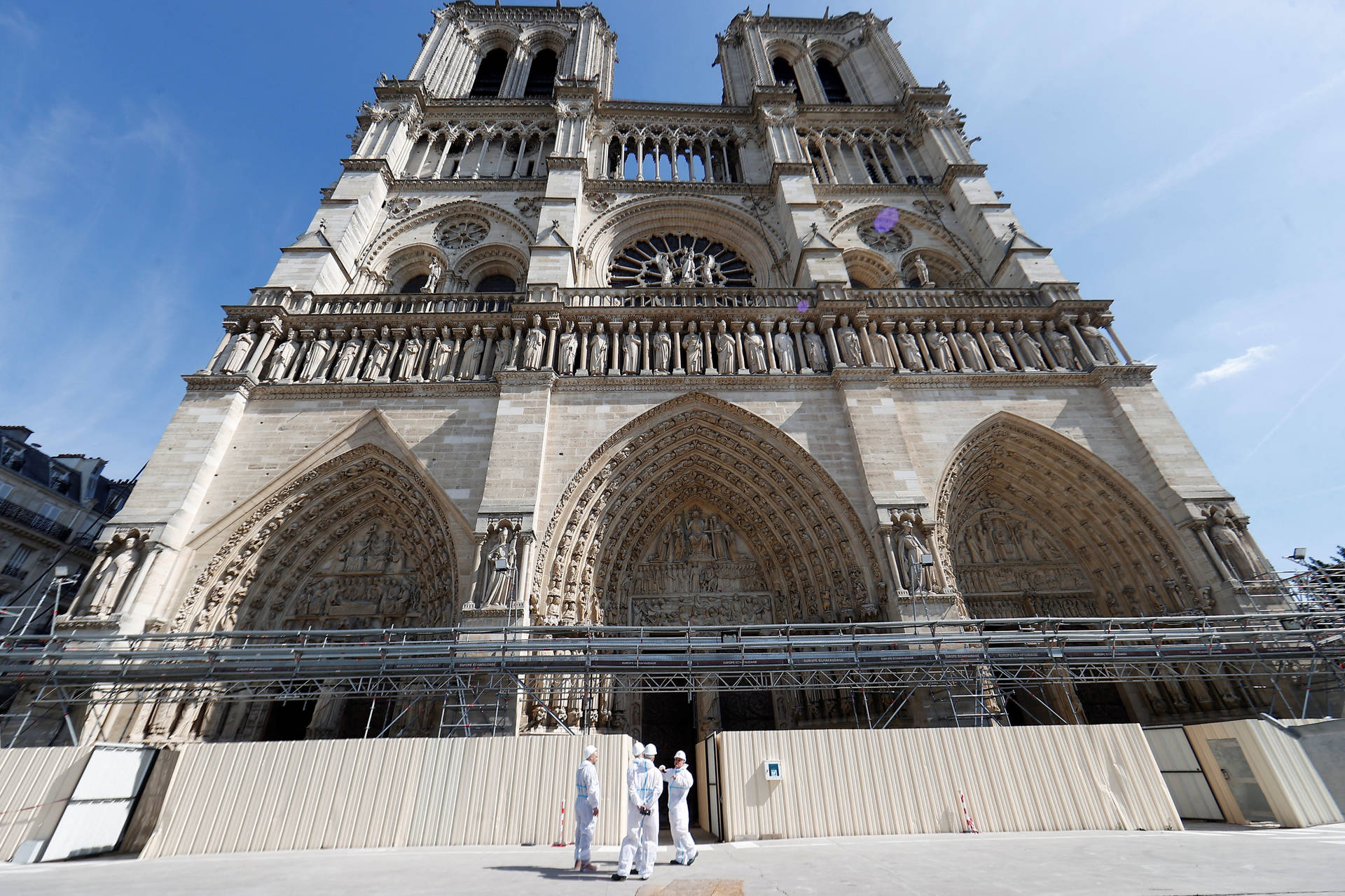 Perspectivafrontal Inferior De Notre Dame. Fondo de pantalla