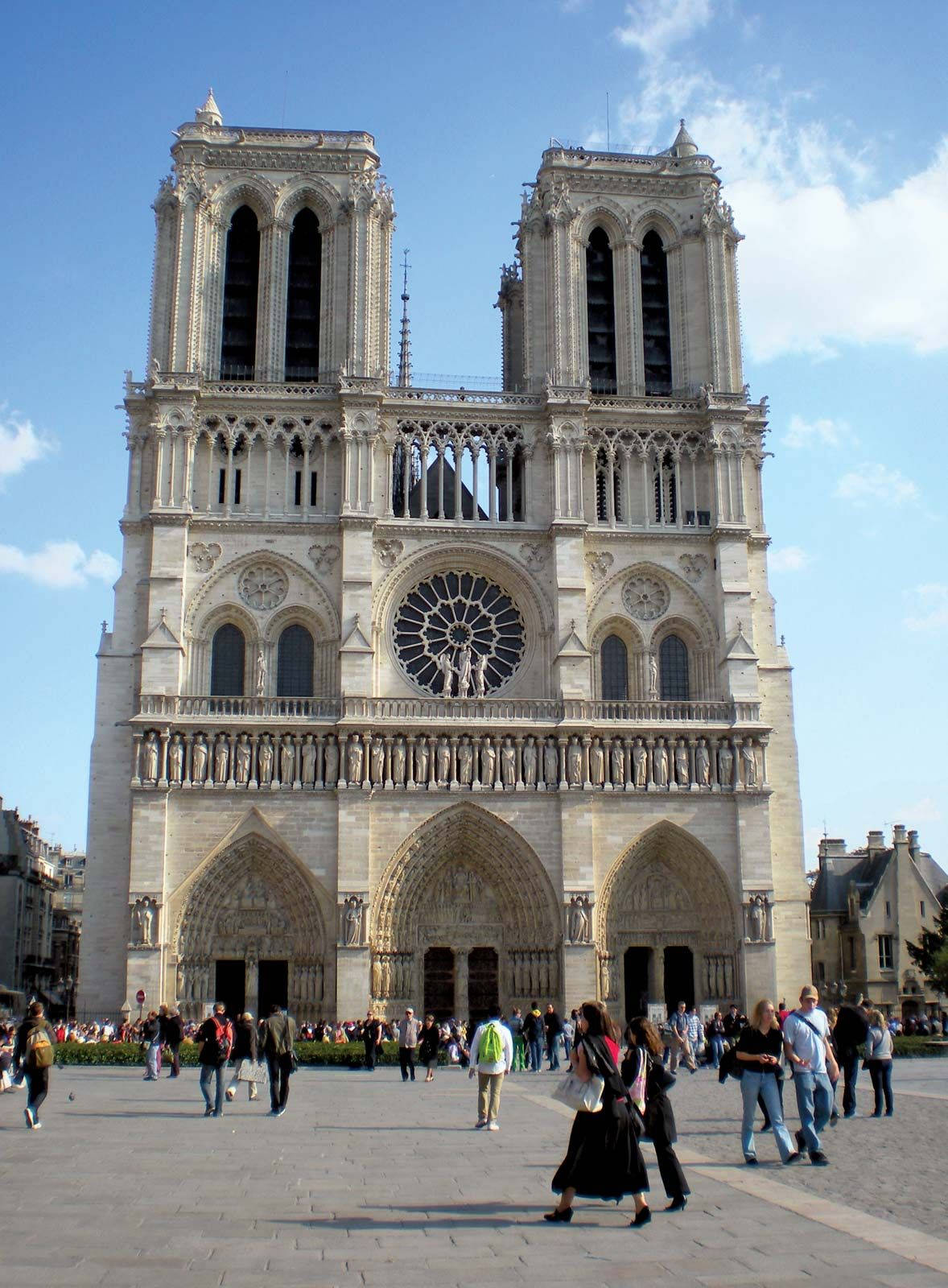 Entradaprincipal De Notre Dame Con Personas. Fondo de pantalla