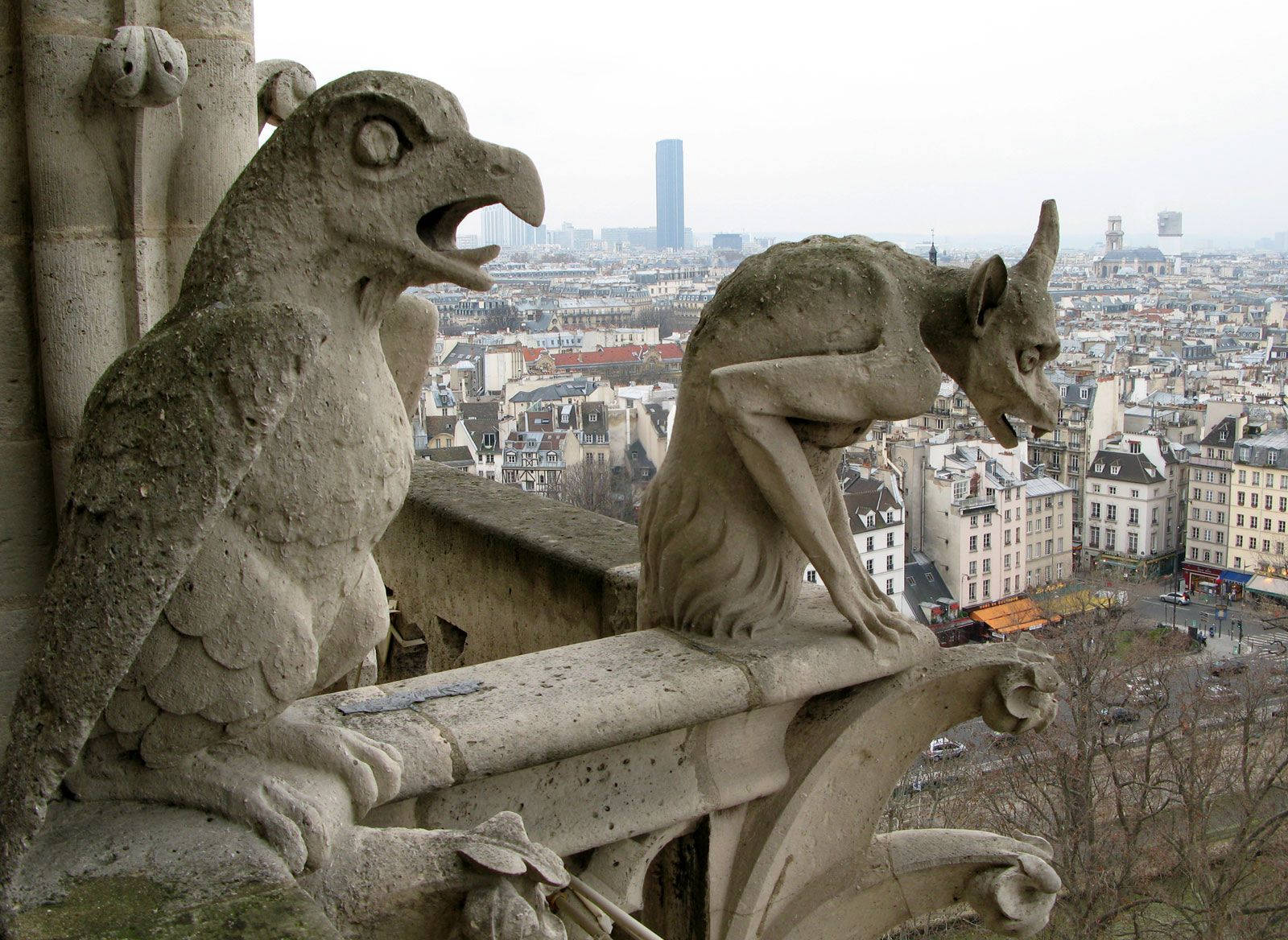 Gárgolasde Notre Dame Observando La Ciudad. Fondo de pantalla