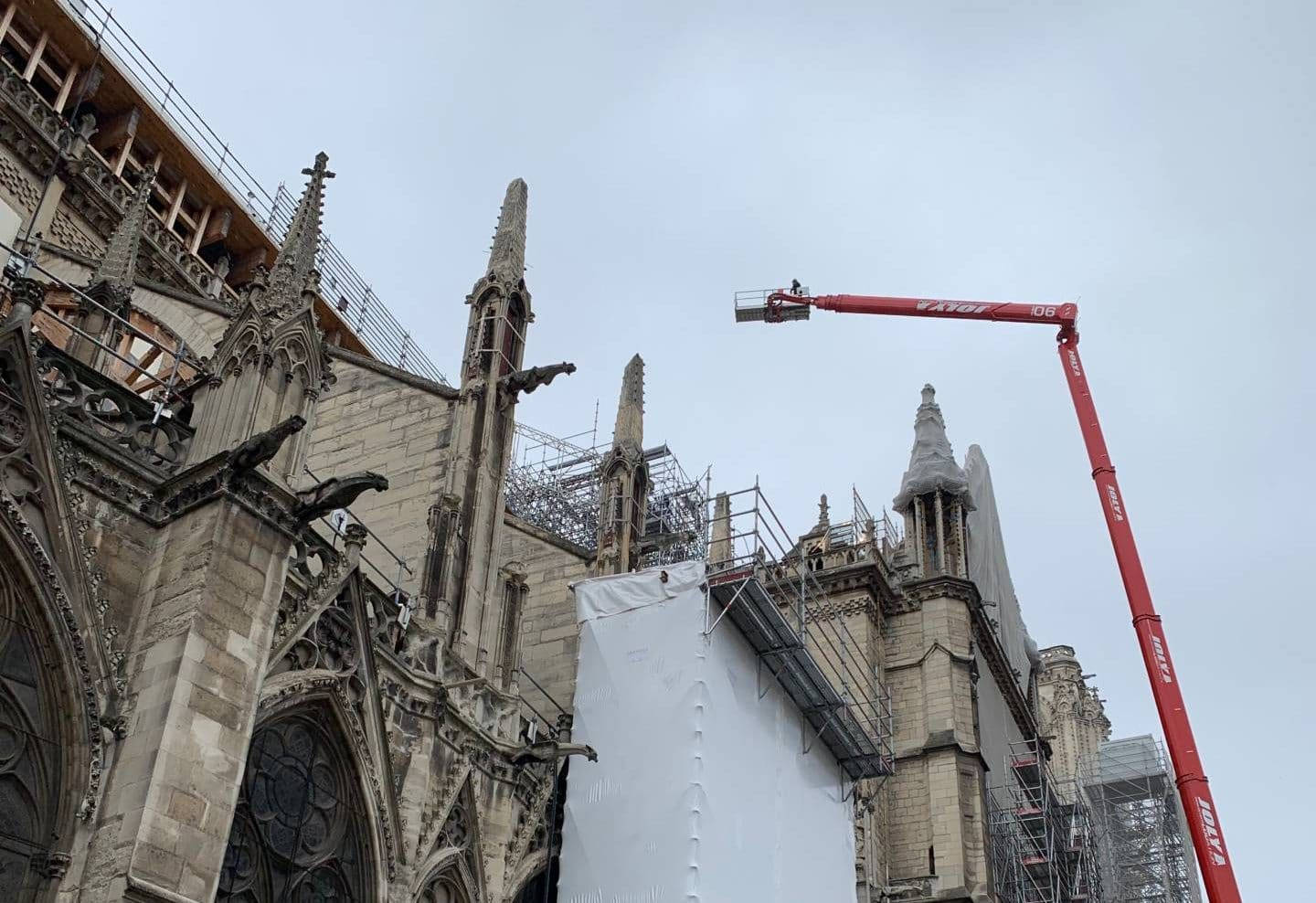 Notre Dame i gang med byggeproces skrifttype baggrund Wallpaper