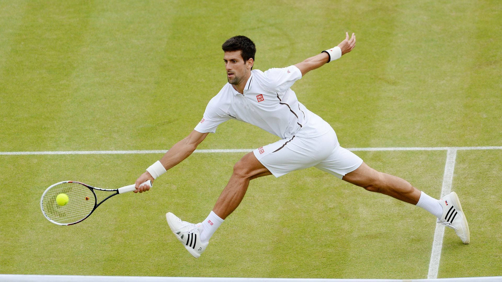 Novak Djokovic In Wimbledon Tennis Field Wallpaper