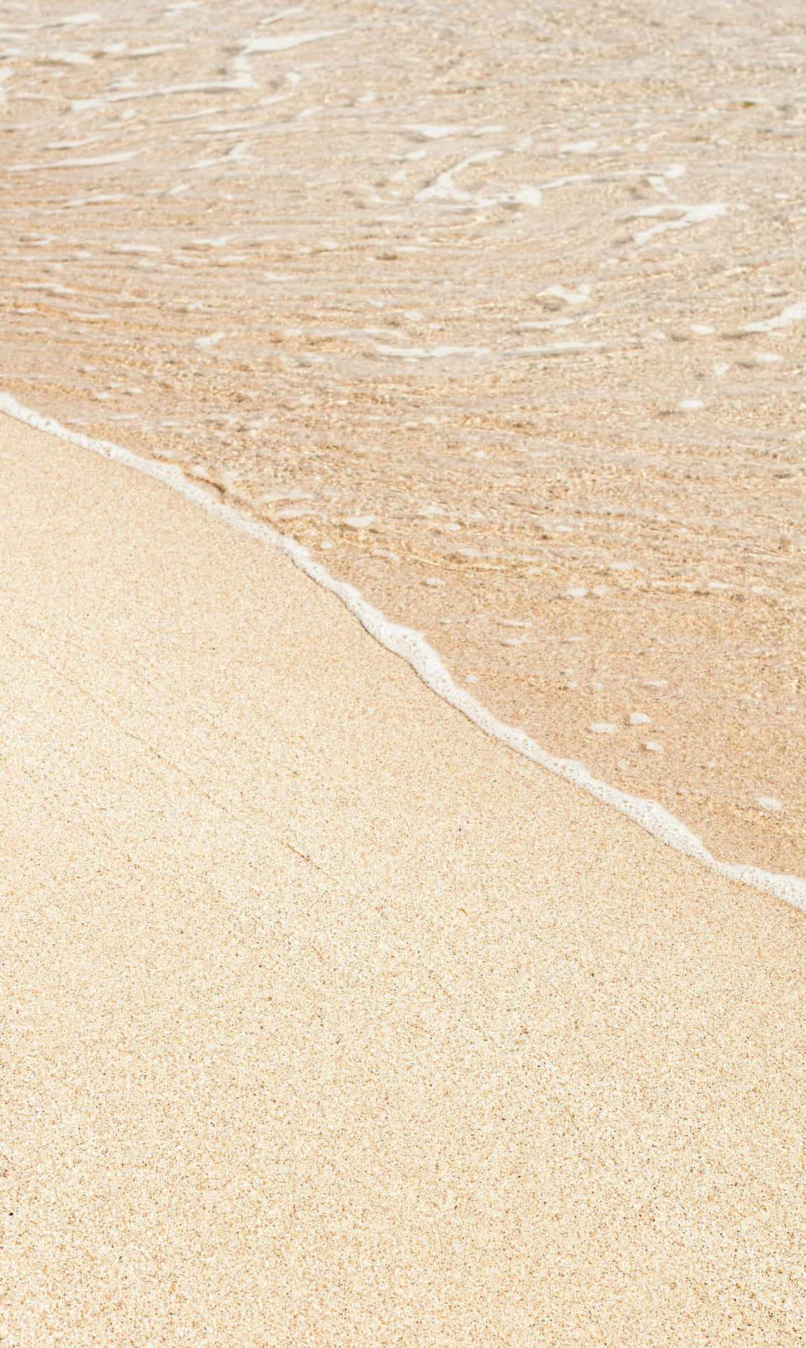 Unhombre Está Caminando En Una Playa Con Una Tabla De Surf.