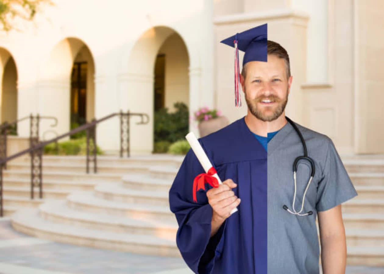 Unhombre Con Una Bata De Graduación Y Un Sombrero De Doctor
