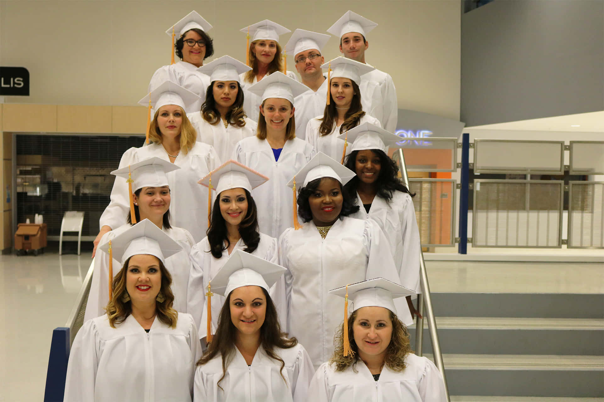 Einegruppe Von Frauen In Weißen Abschlusskleidern Posiert Für Ein Foto.