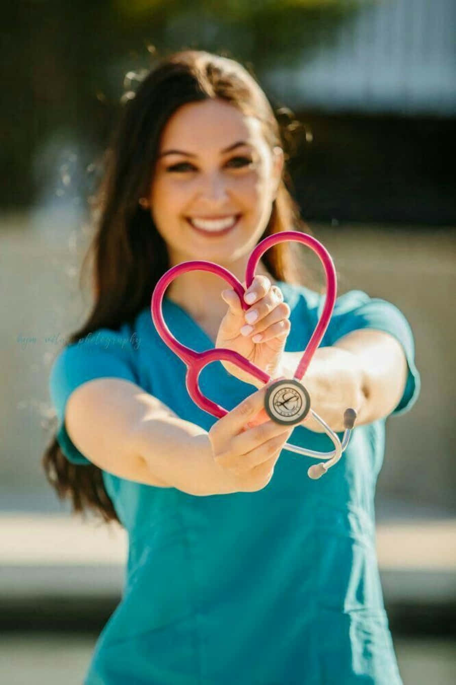 Ensjuksköterska Som Håller I En Stetoskop I Form Av Ett Hjärta